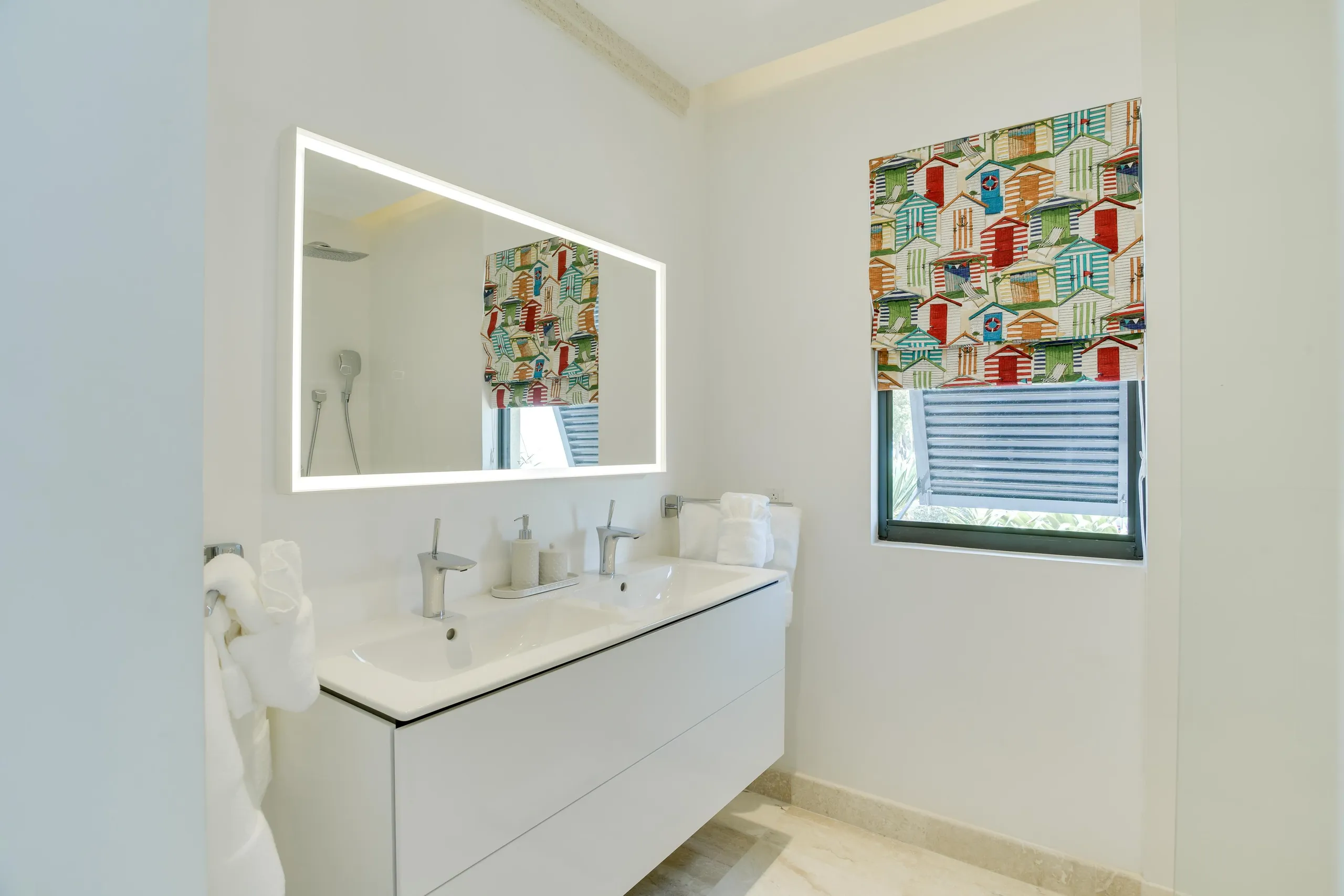 Modern Contemporary Luxe Villa with Private Pool and Direct Beach Access — photograph 11