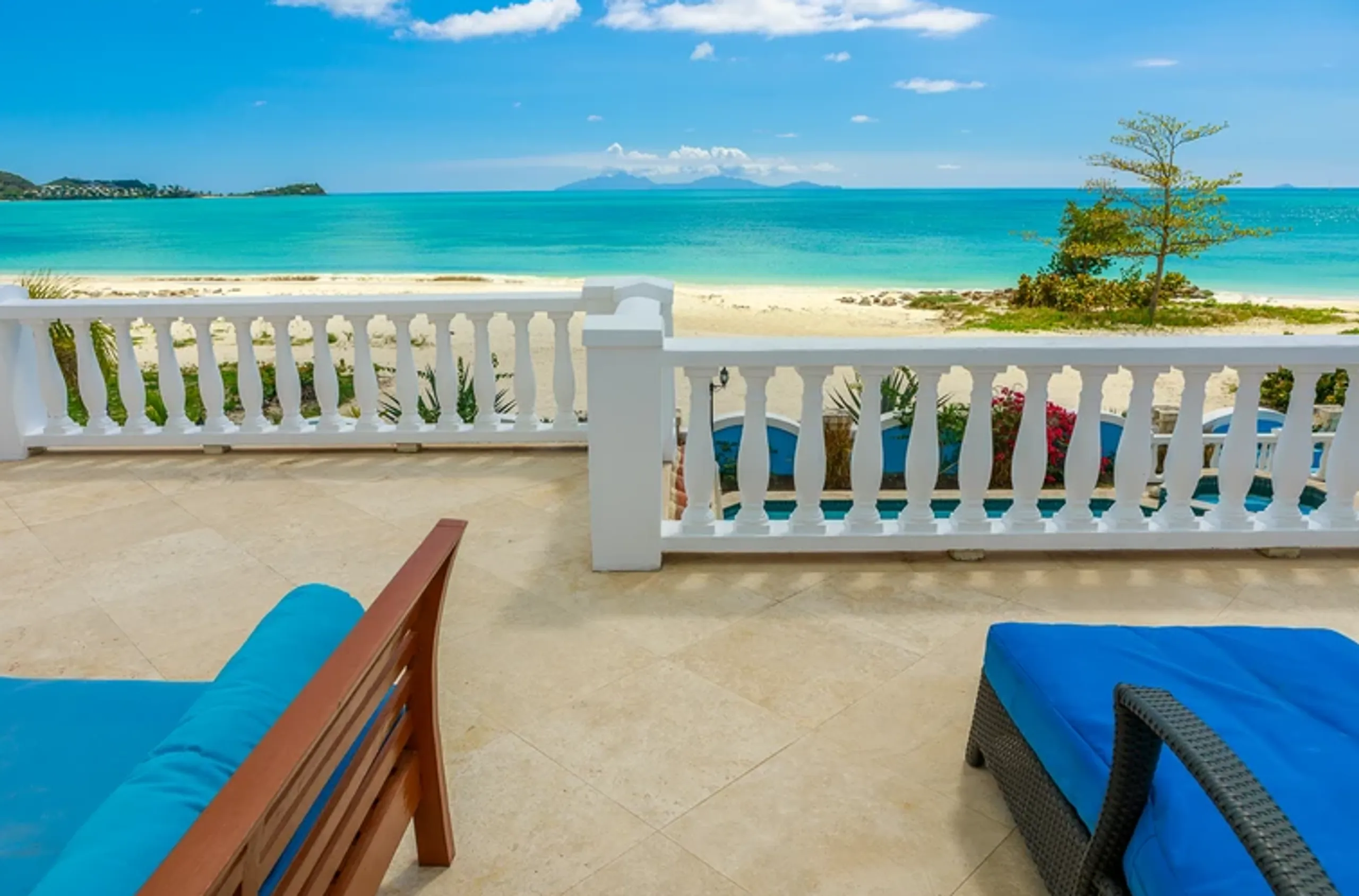 Serene Villa with Private Pool, Direct Beach Access, and Stunning Views — photograph 9