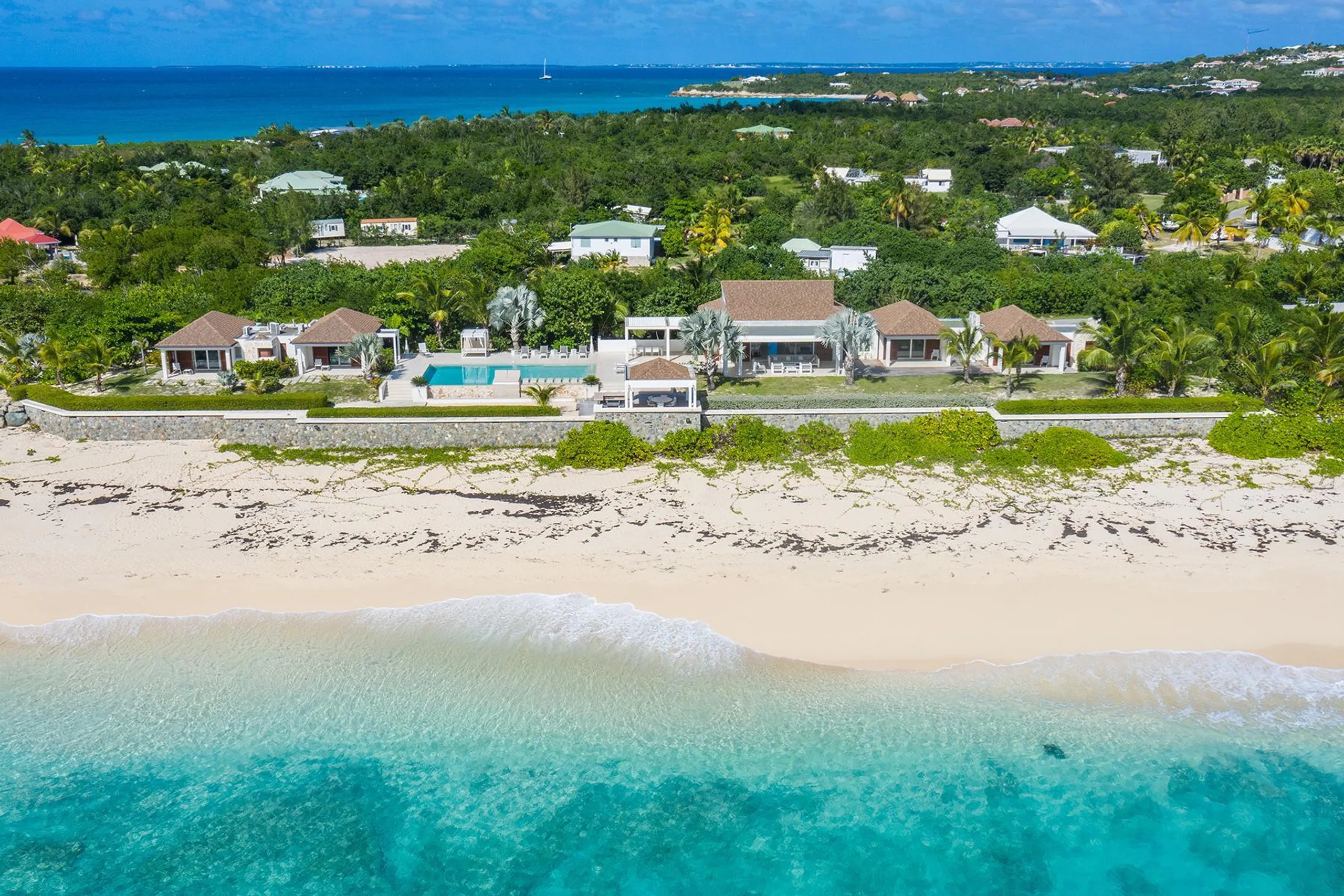 Chic Beachfront Contemporary Styled Villa with Private Pool — photograph 7
