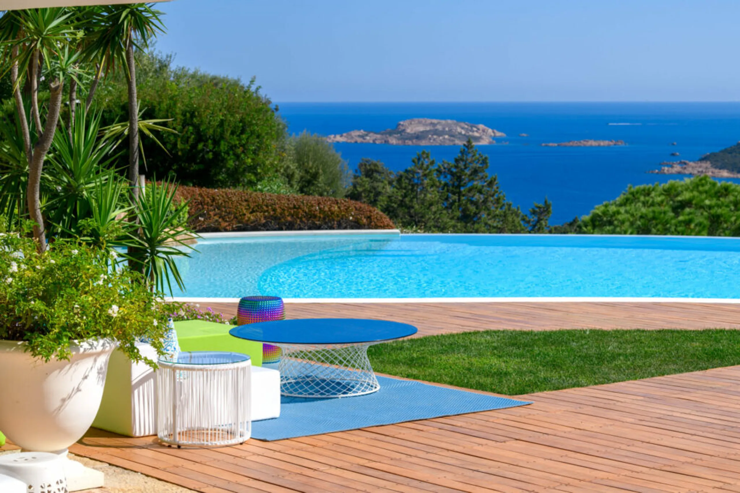 Stately Uphill Villa with Private Pool and Sea Views — photograph 3