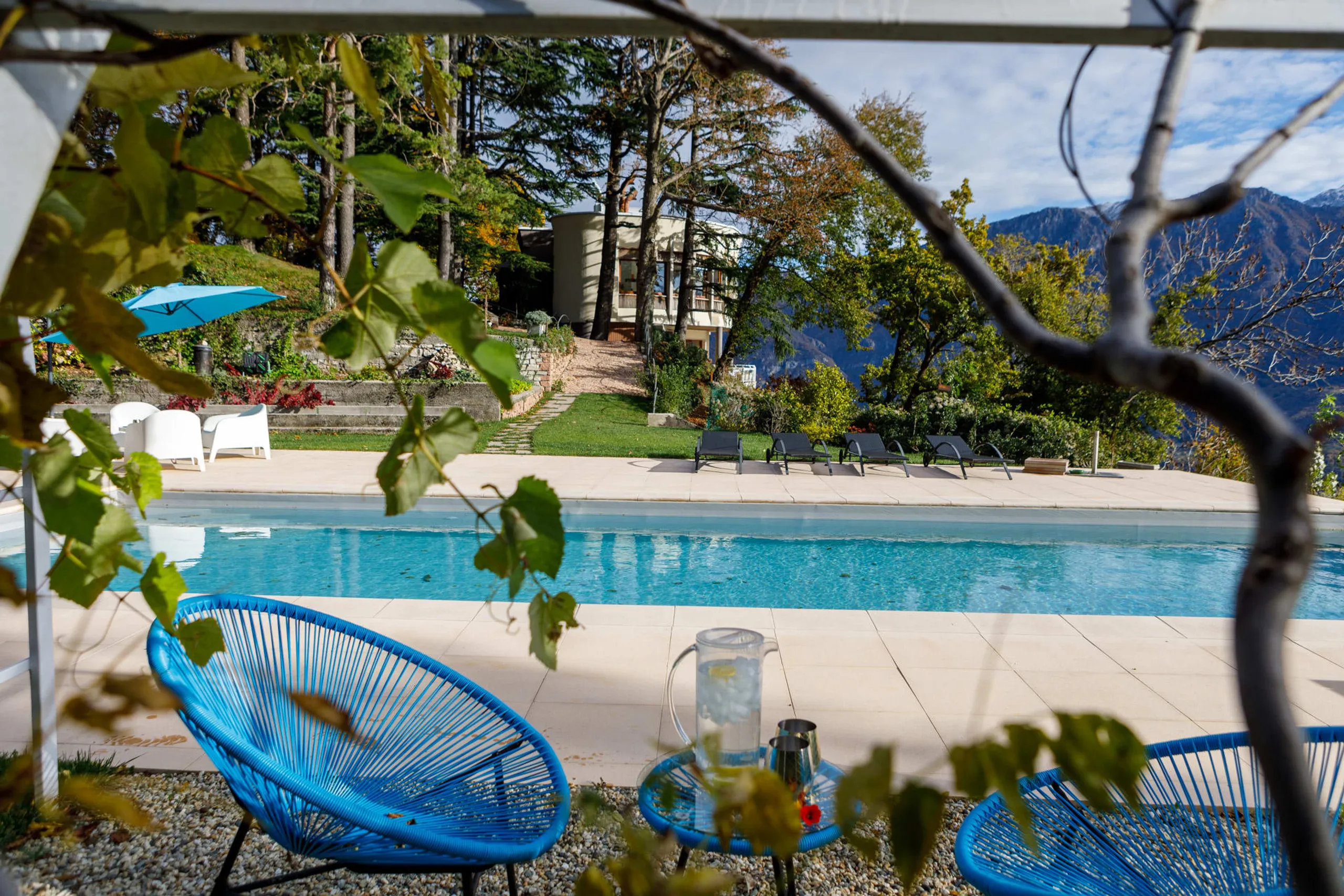 Captivating 6 BR Mid-Century Villa with Panoramic VIews — photograph 3