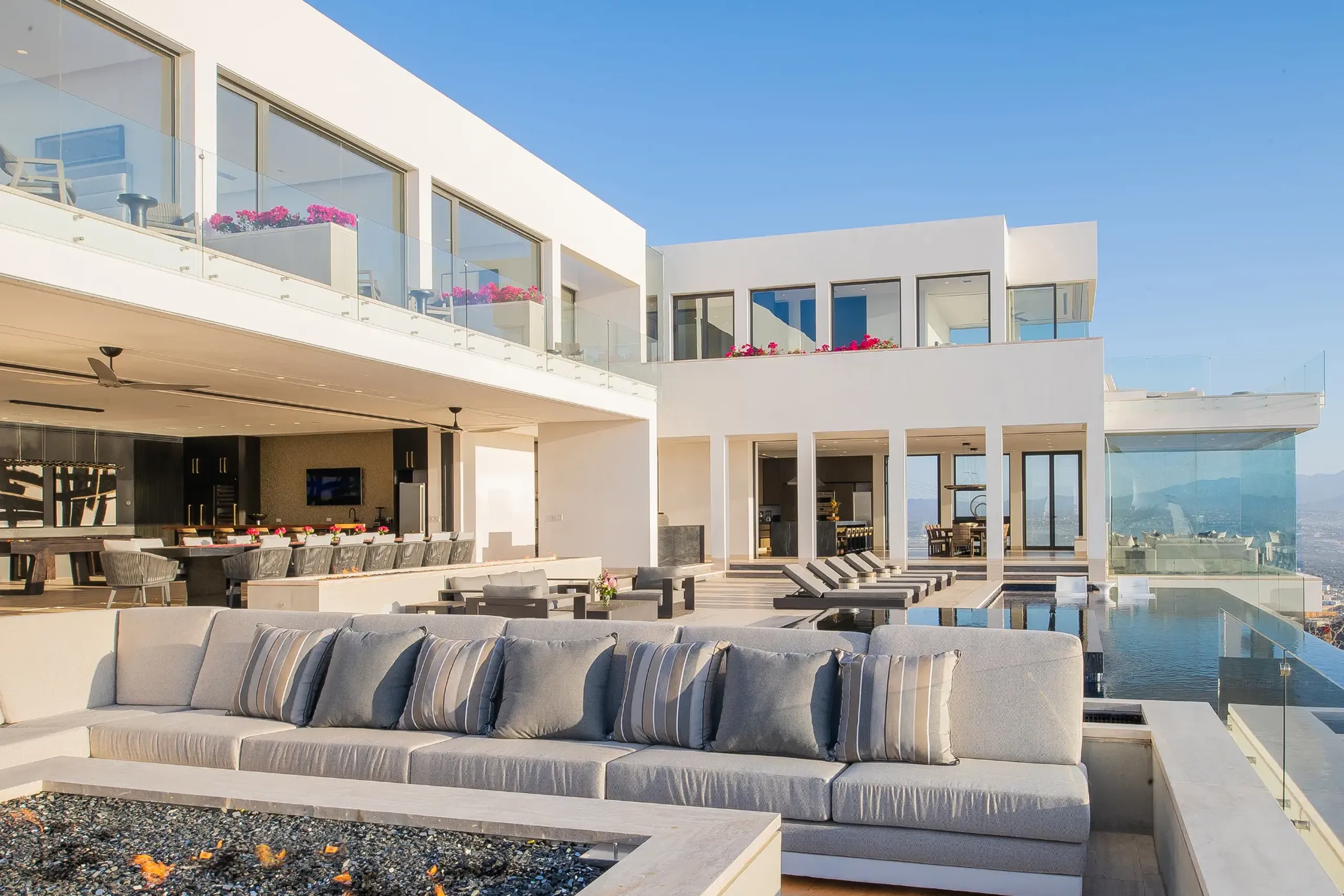 Modern Contemporary Luxe Villa with Infinity Pool and Panoramic Ocean Views — photograph 5