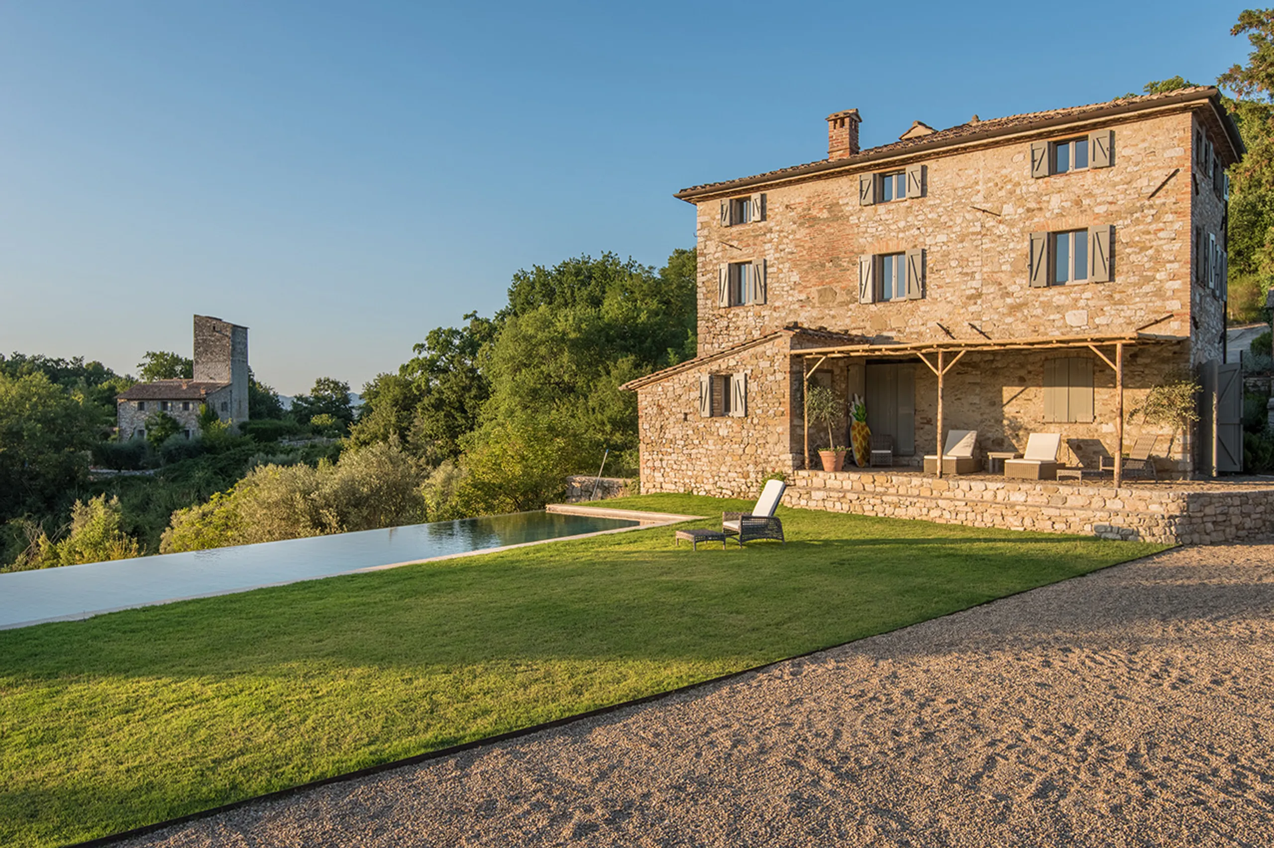 Opulent Perugian Charm with Private Pool and Overlooking Mountain Views — photograph 9