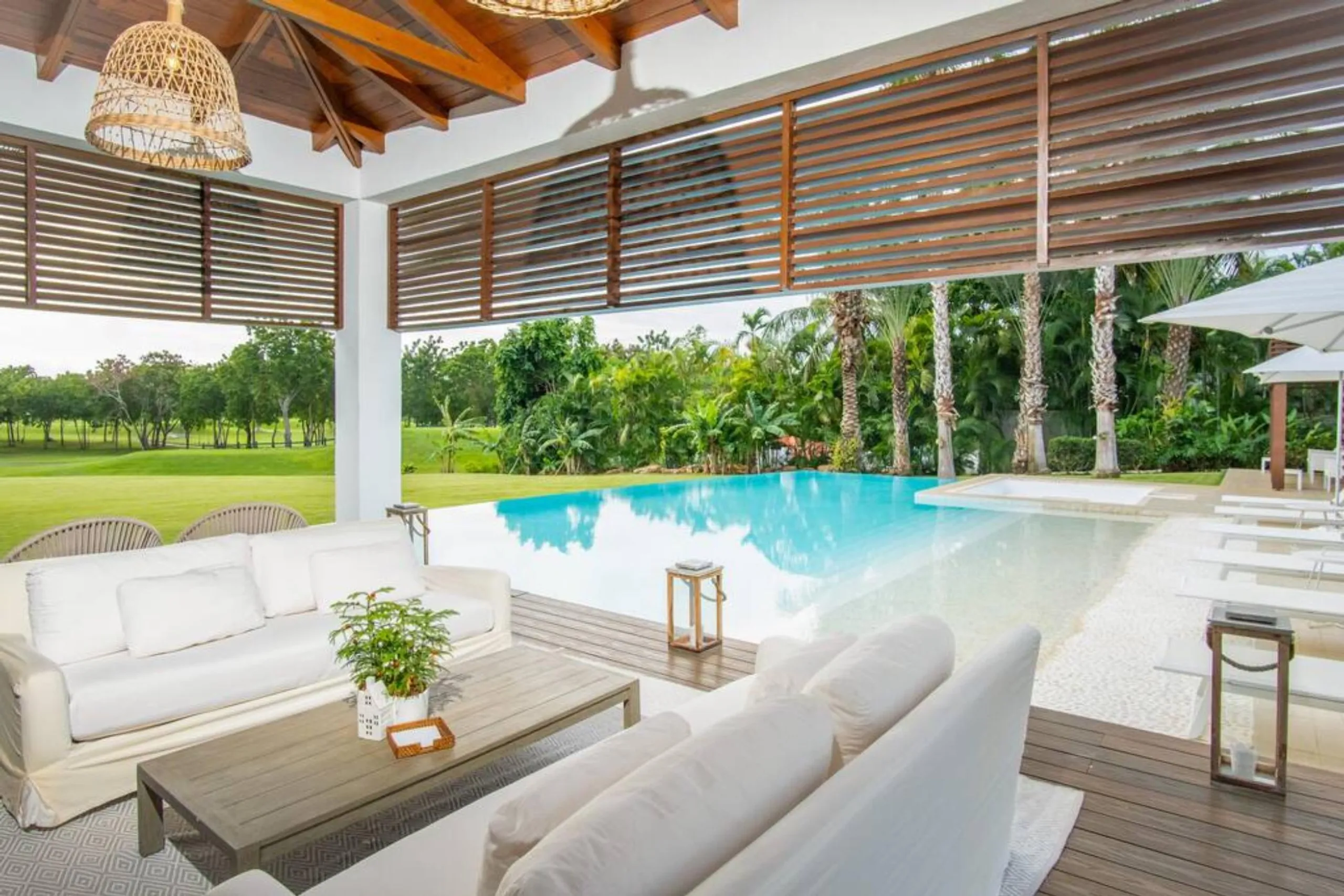 Luminous and Lush Paradise Villa with Private Pool and Stunning Views — photograph 4