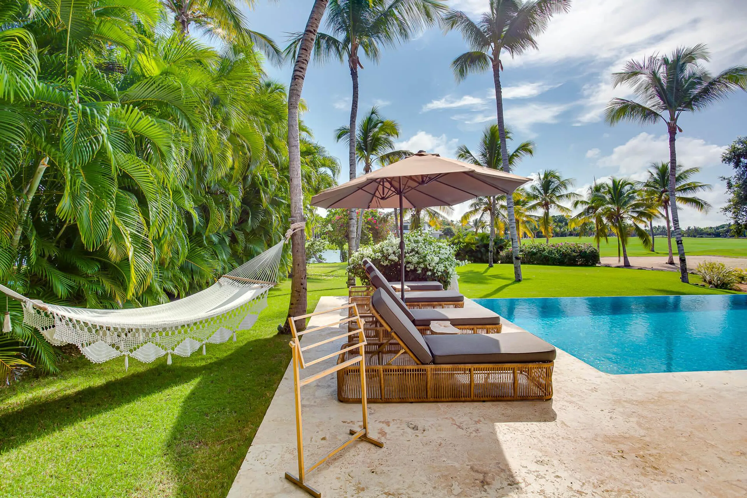 Immaculate White 5-Bedroom Villa in Punta Cana with Private Pool — photograph 6