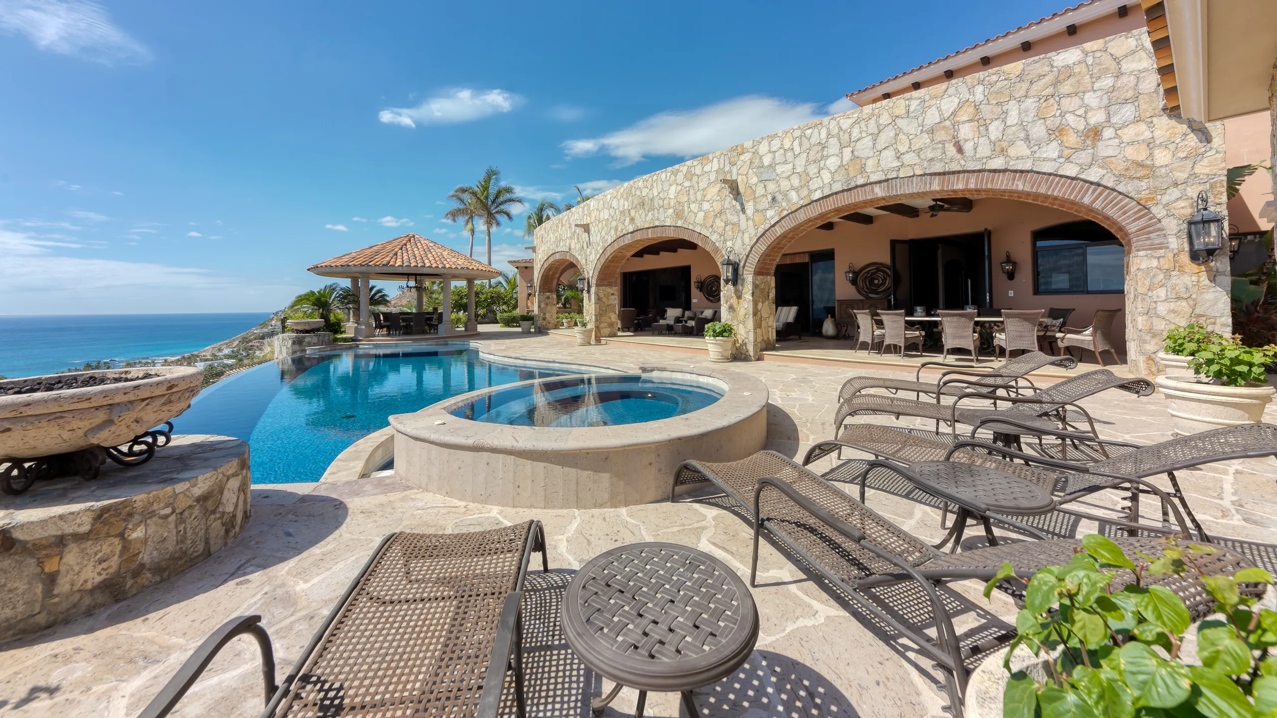 High-End Palmilla Villa with Infinity Pool and Stunning Waterfront Views — photograph 2