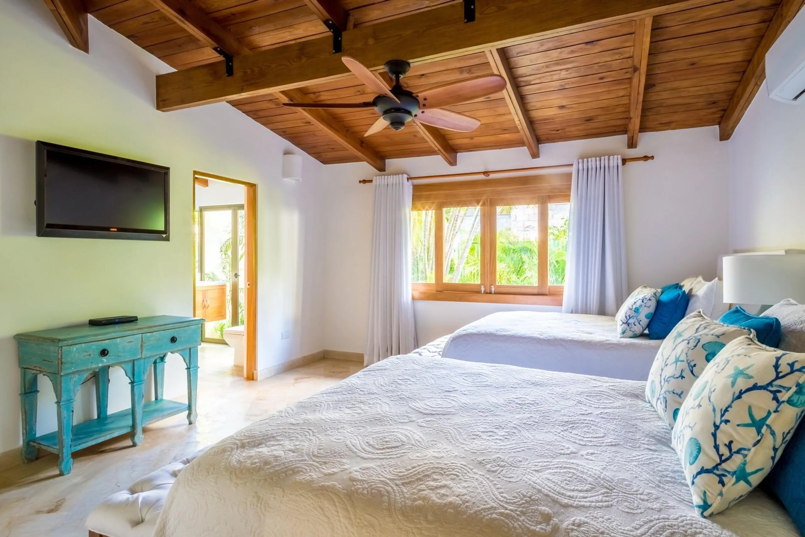 Exquisite Tropic Estate with Private Pool and Patio Dining — photograph 10