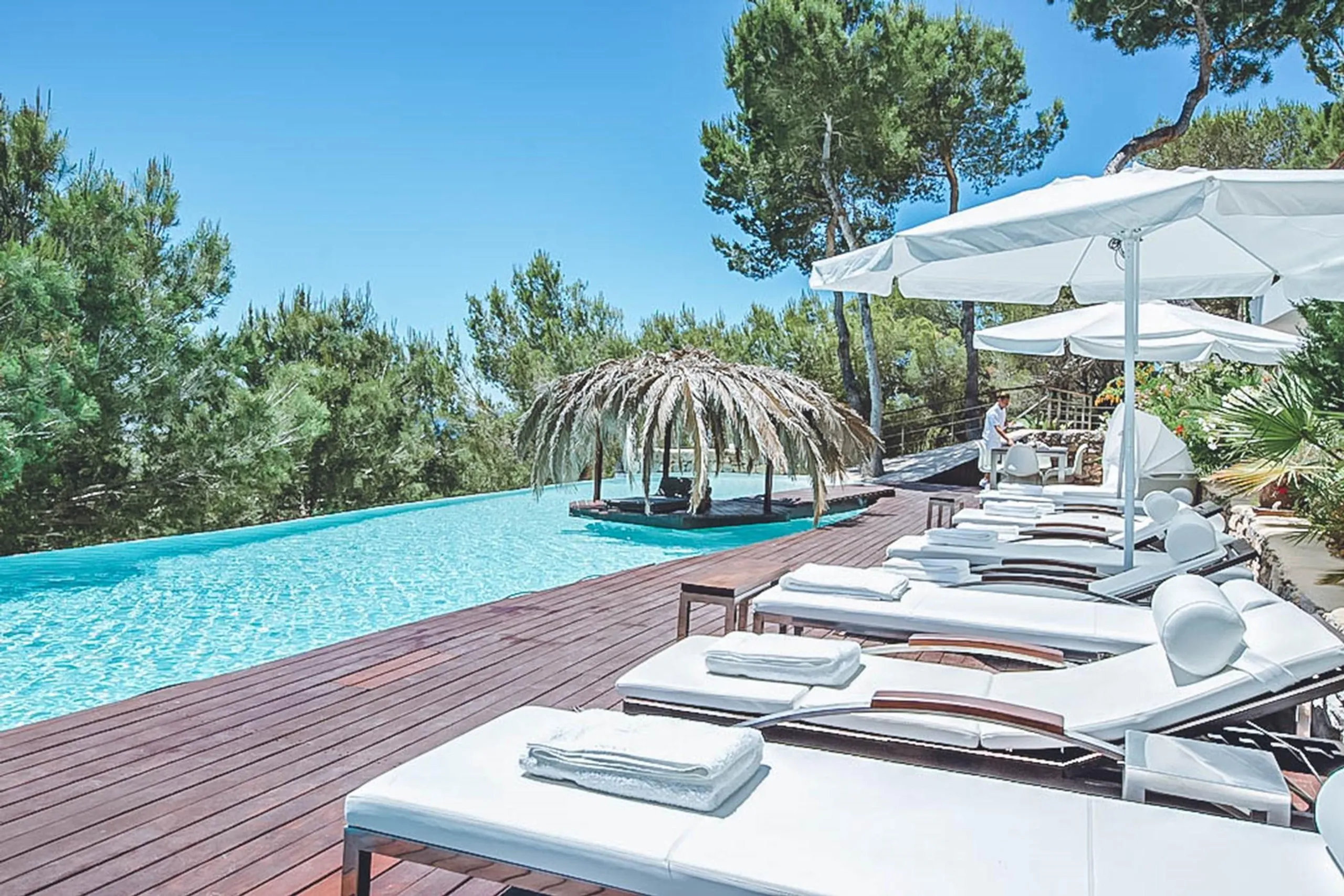 Lavish Villa in Ibiza with Pool and Breathtaking Panoramic Views — photograph 3