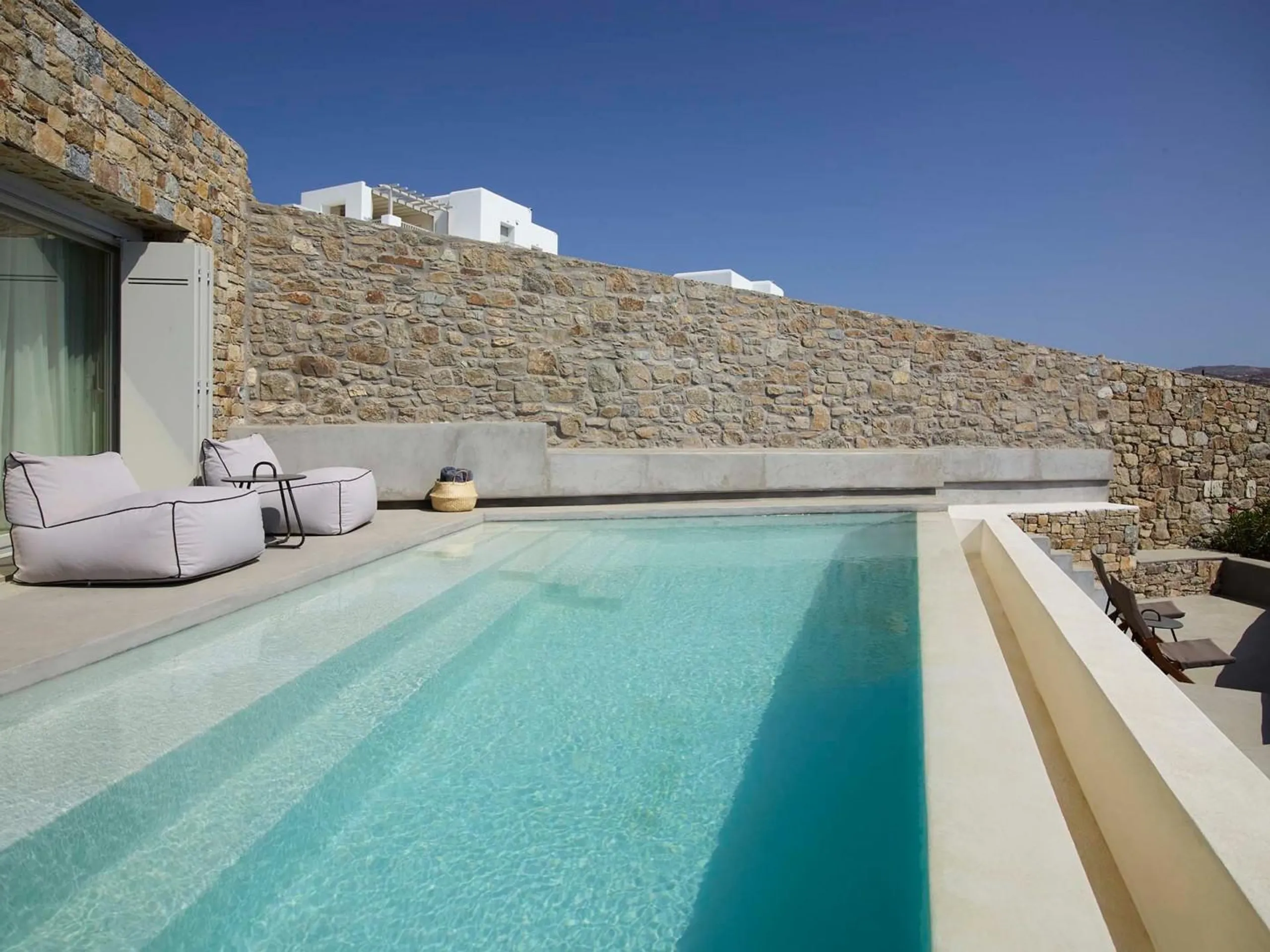 Indulge in the Elegance of a Villa Oasis with Breathtaking Views — photograph 5