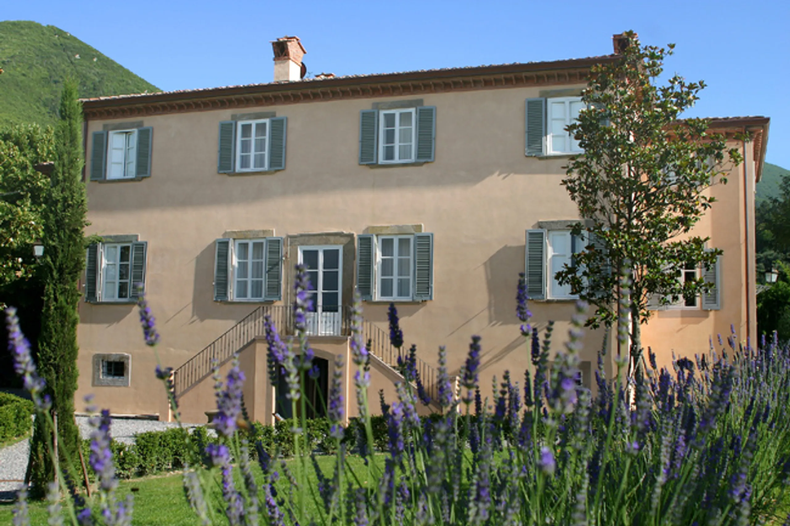 Regal 17th-Century Haven with Romanesque-Style Swimming Pool and Gardens — photograph 5