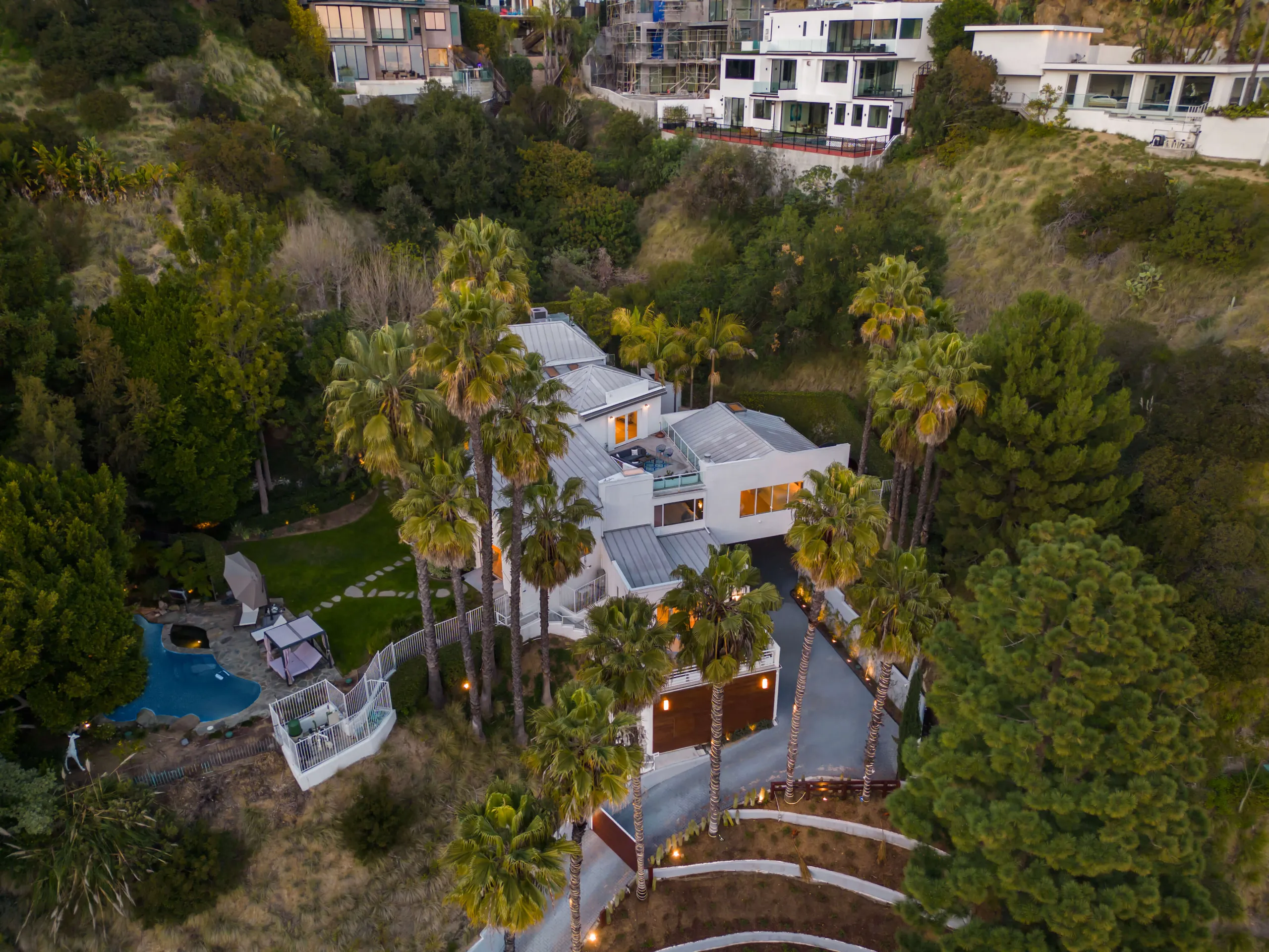 Luxurious Beverly Hills Estate with Rejuvenating Pool, Beverly Hills