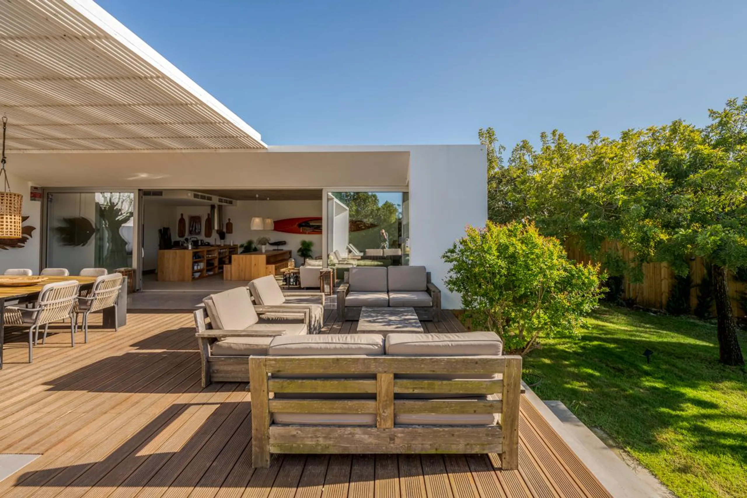 Captivating Modern Villa with Swimming Pool and Awe-Inspiring Views — photograph 3
