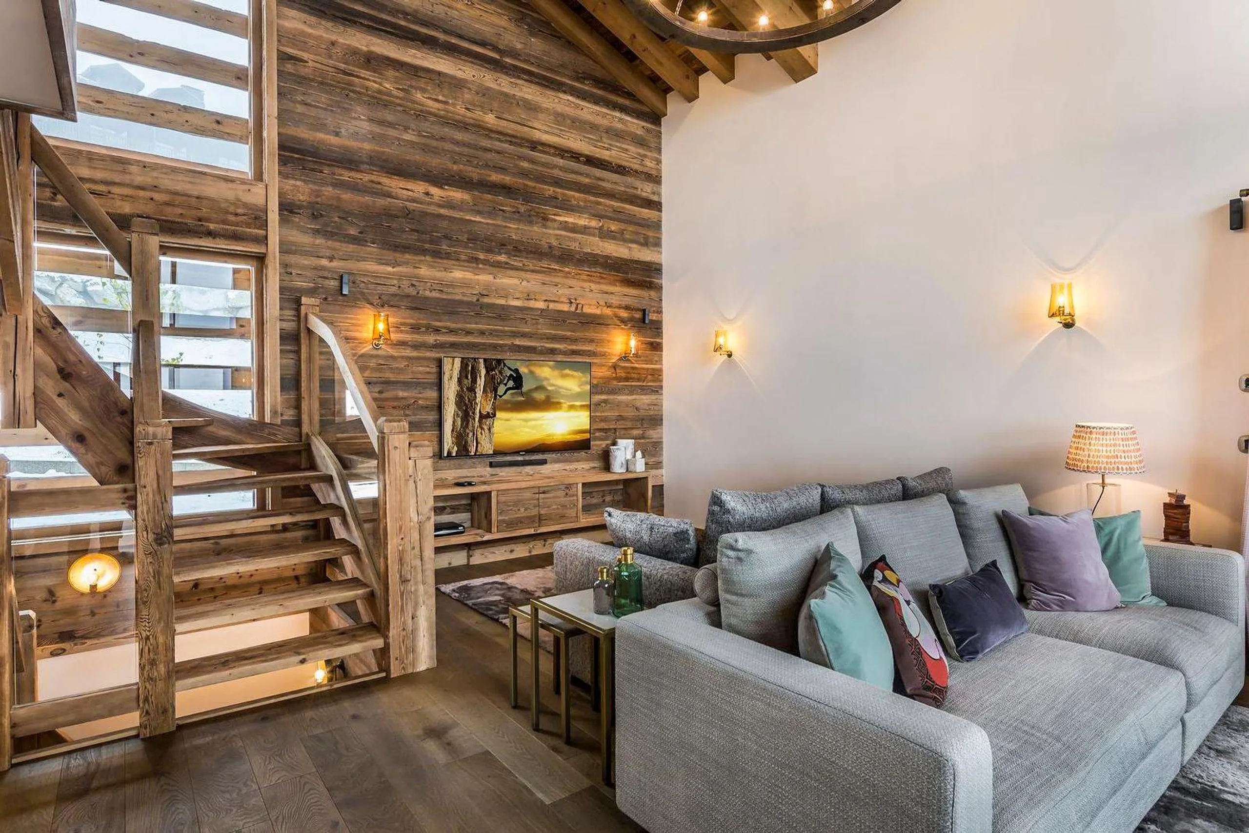 Sophisticated Five-Bedroom Chalet with Sweeping Alpine Views — photograph 8