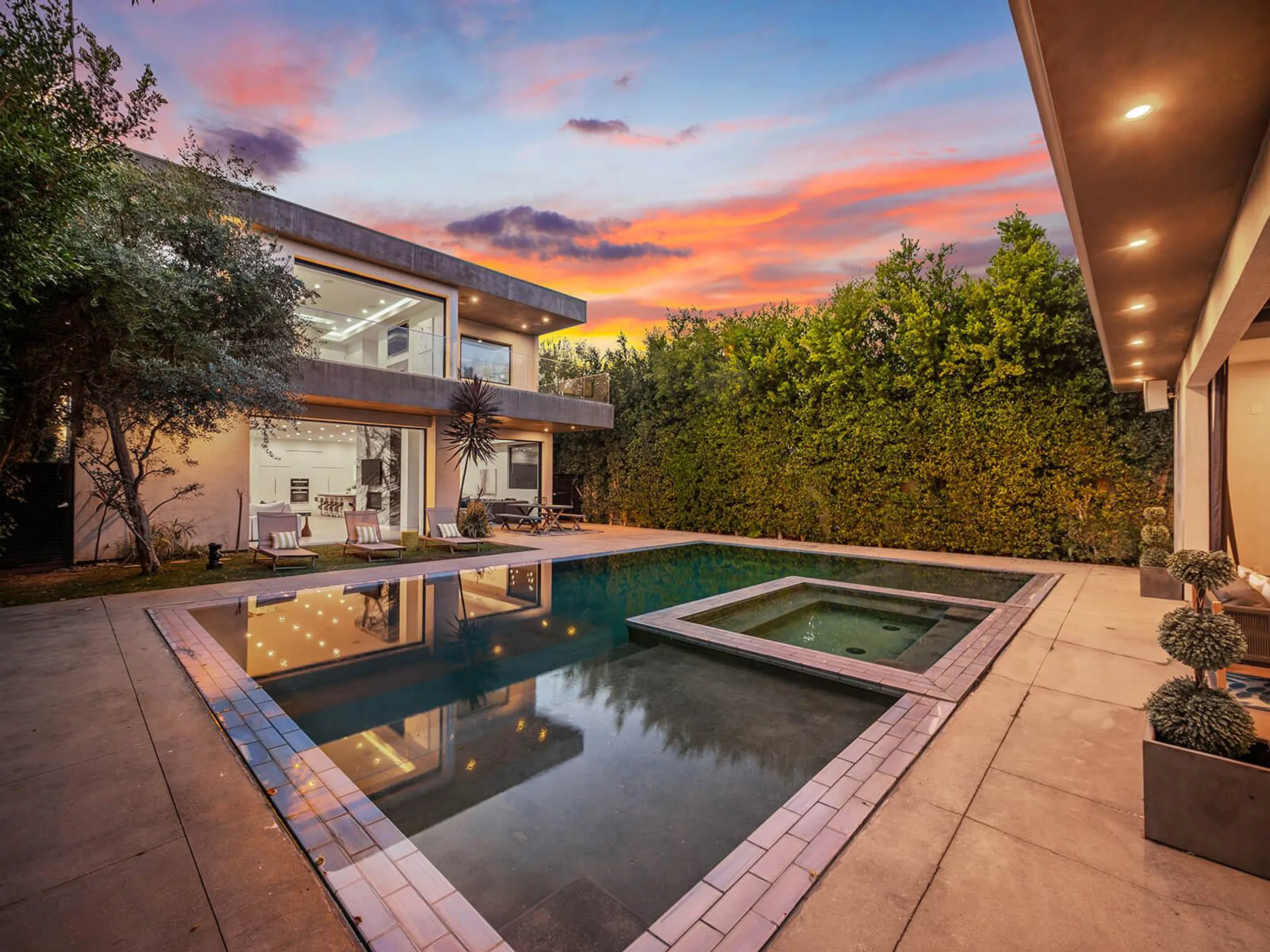 Impeccably Decorated Villa with Pool, Cabana, and Rooftop Deck — photograph 2