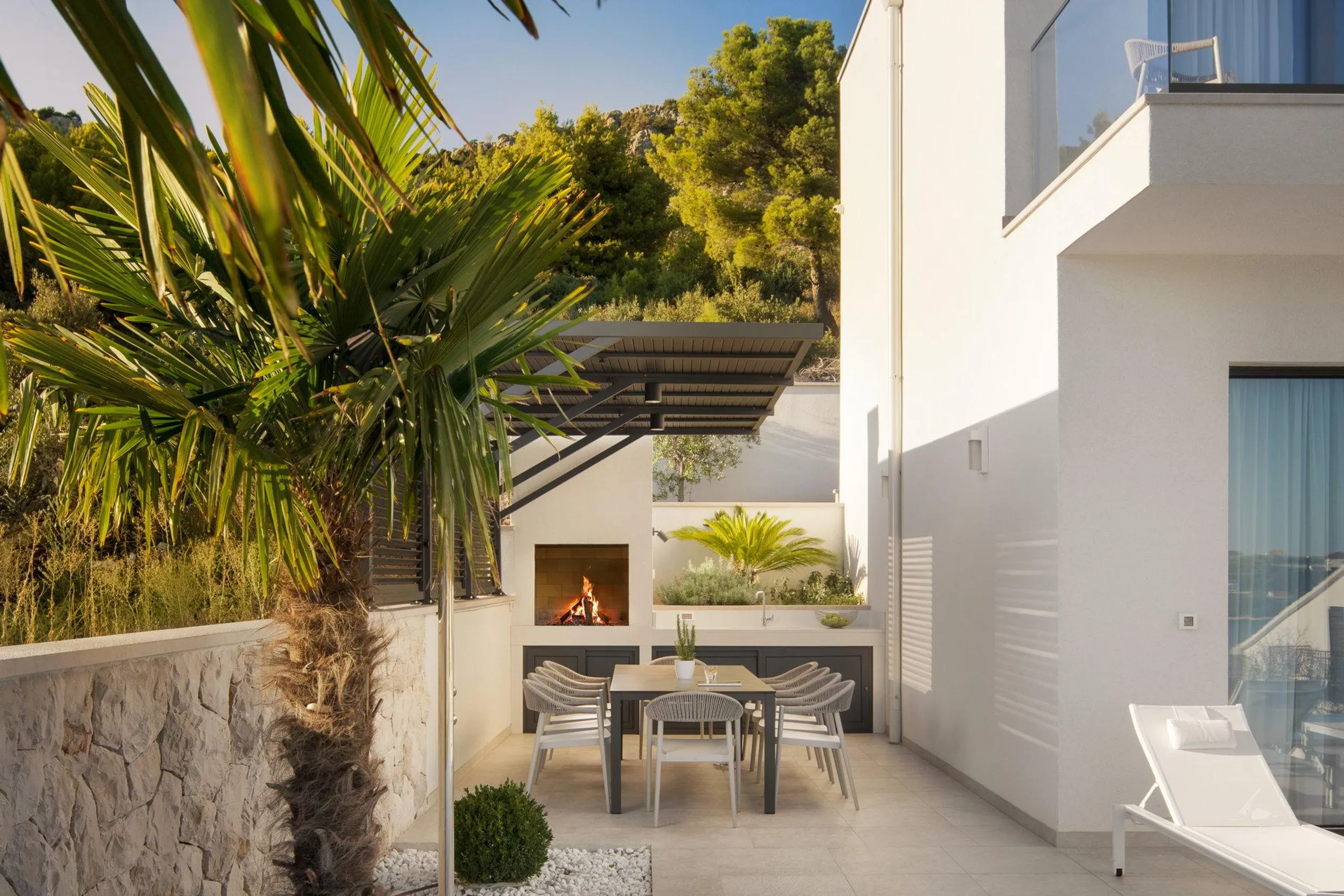 Gleaming White Villa with Private Pool and Sea Views — photograph 7