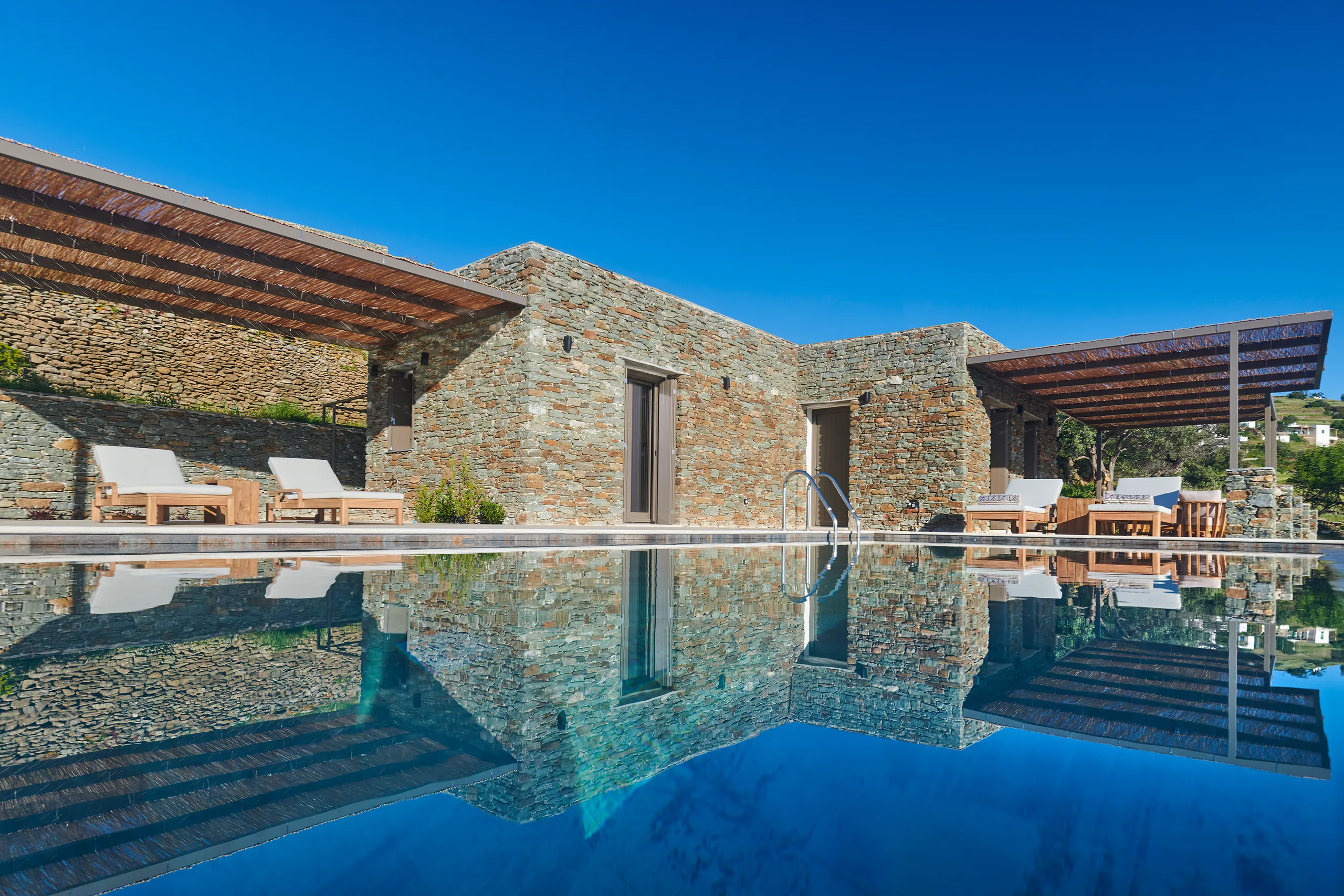 Luxurious Sifnos Getaway with Infinity Pools and Overlooking Vistas — photograph 2