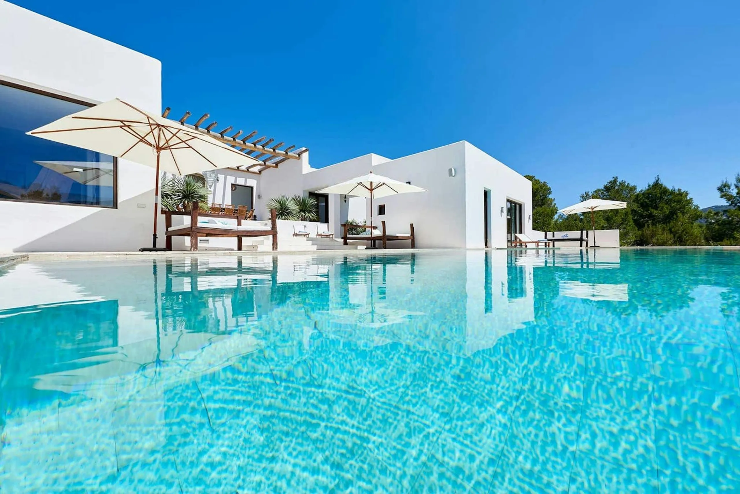 Radiant Modern Retreat in Ibiza with Infinity Pool and Garden Grounds — photograph 2