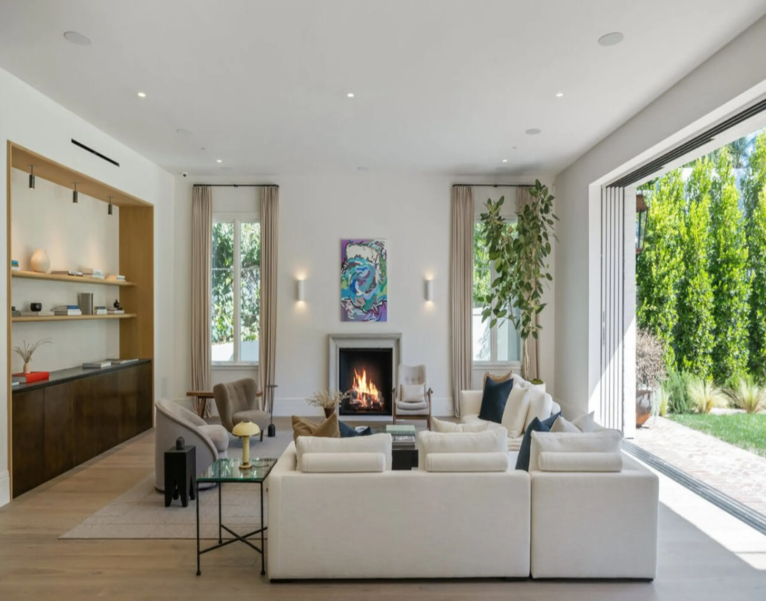Outstanding Hillside Estate with Panoramic Views — photograph 5