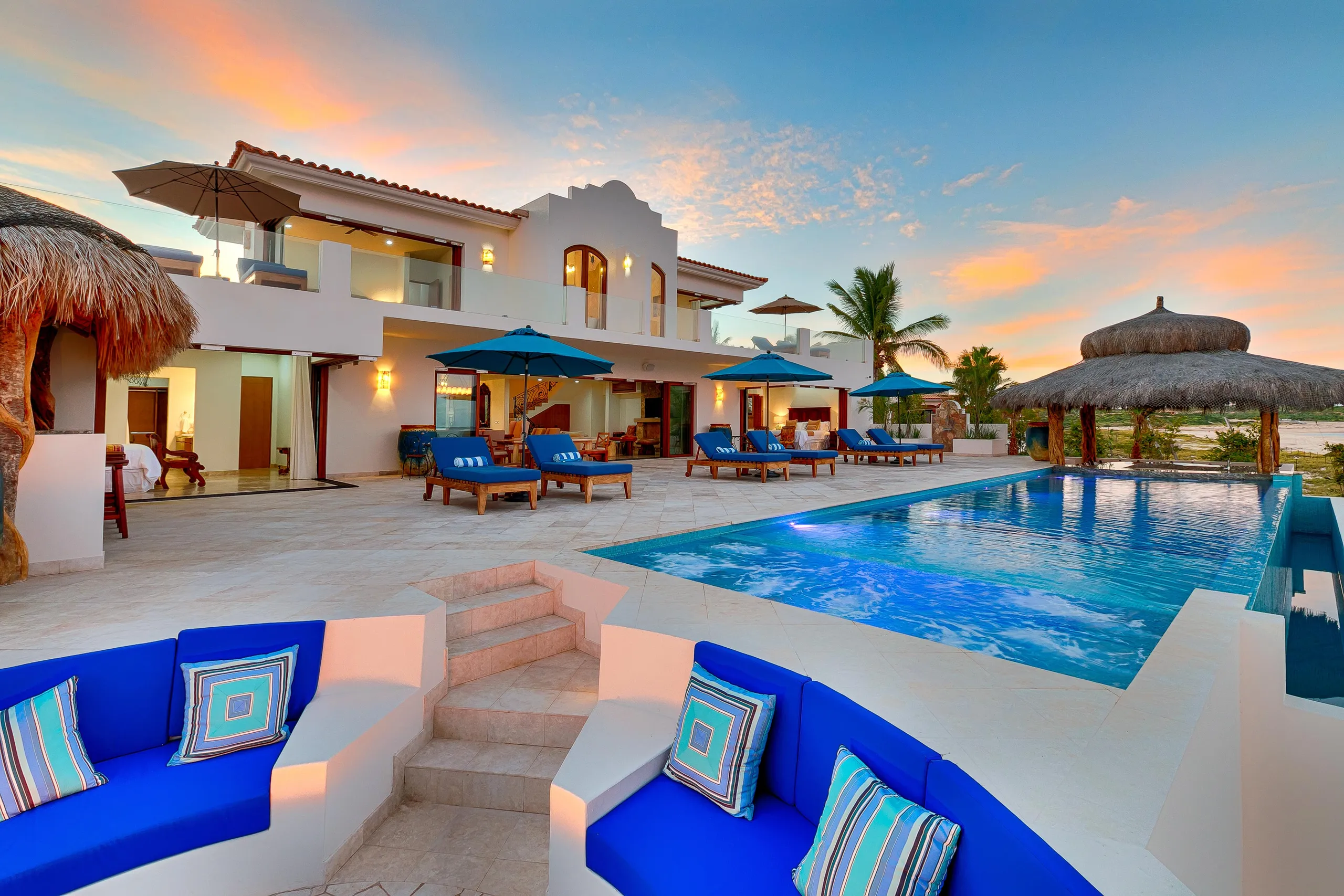 Stunning Los Frailes Villa with Invigorating Pool and Walks to Beach — photograph 7