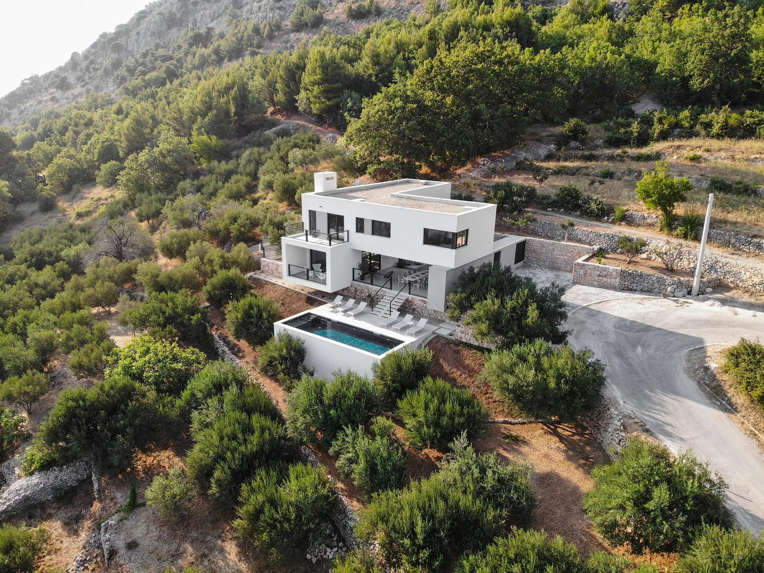 Princely 4-Star Villa with Private Pool and Mountain Views near Split — photograph 5