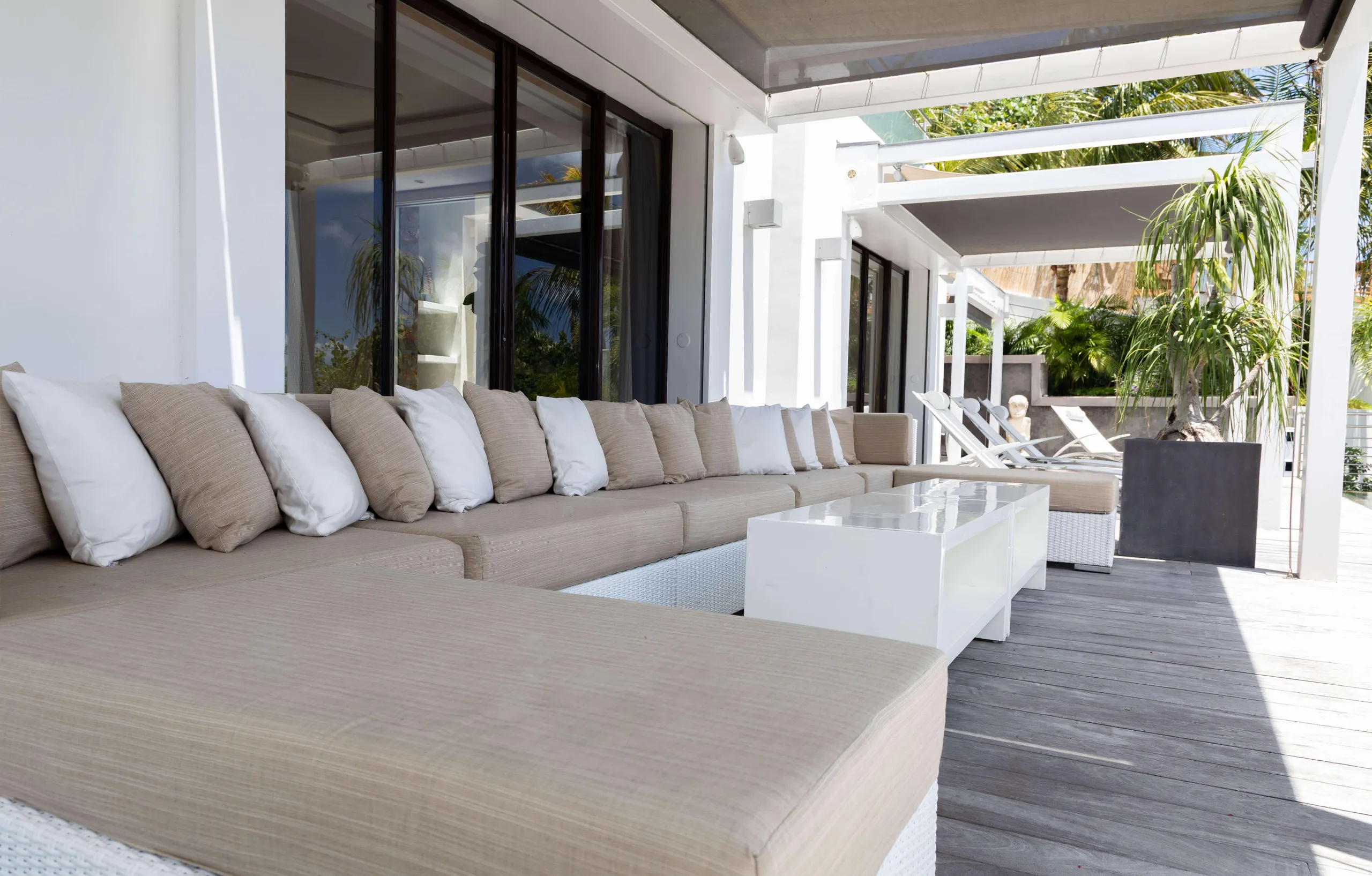 Contemporary Luxury Villa with Infinity Pool and Stunning Views and Elegant Design — photograph 8