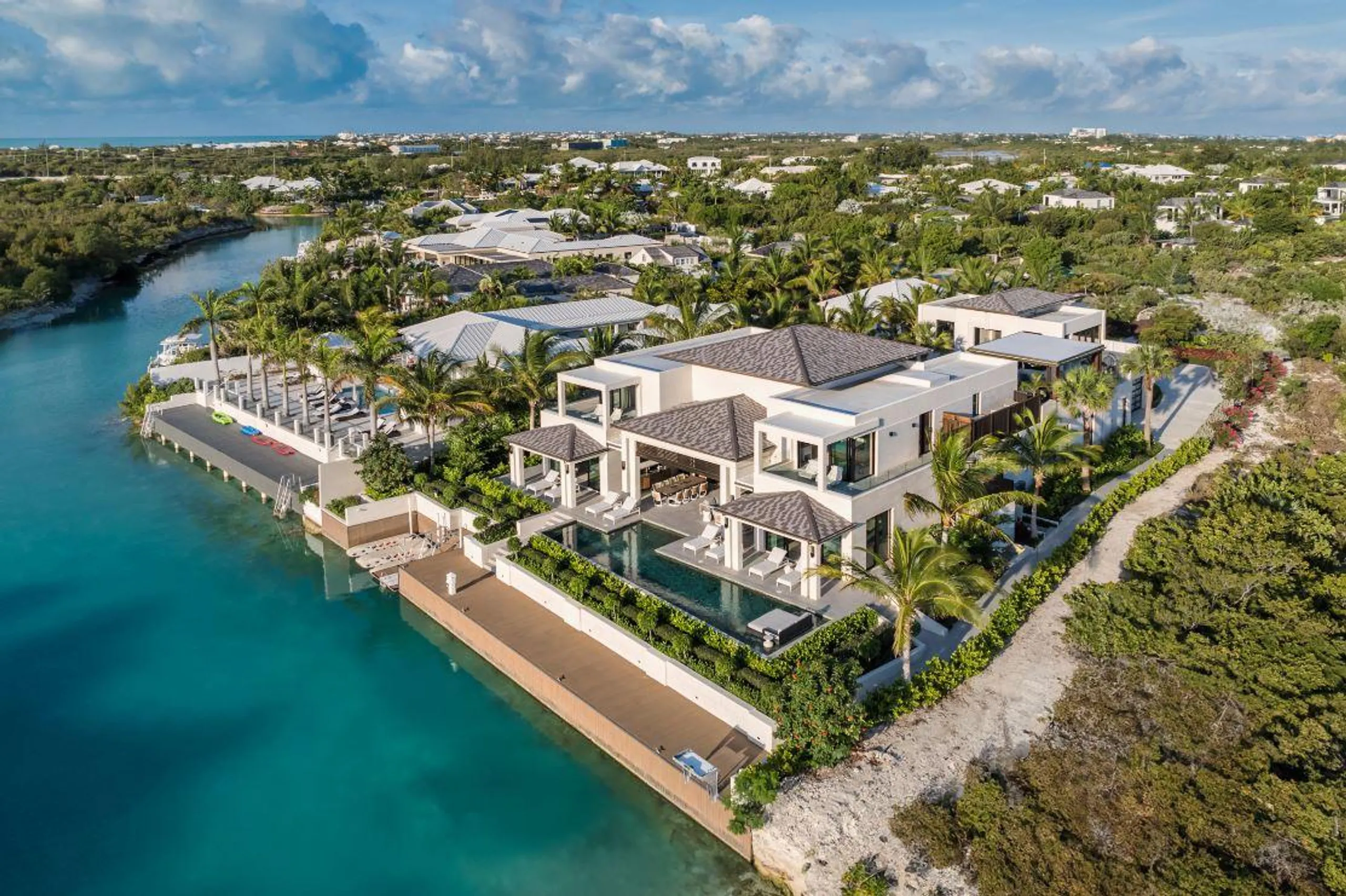 Elegant 7-Bedroom Villa with Infinity Pool, and Stunning Canal Views, Leeward Settlement