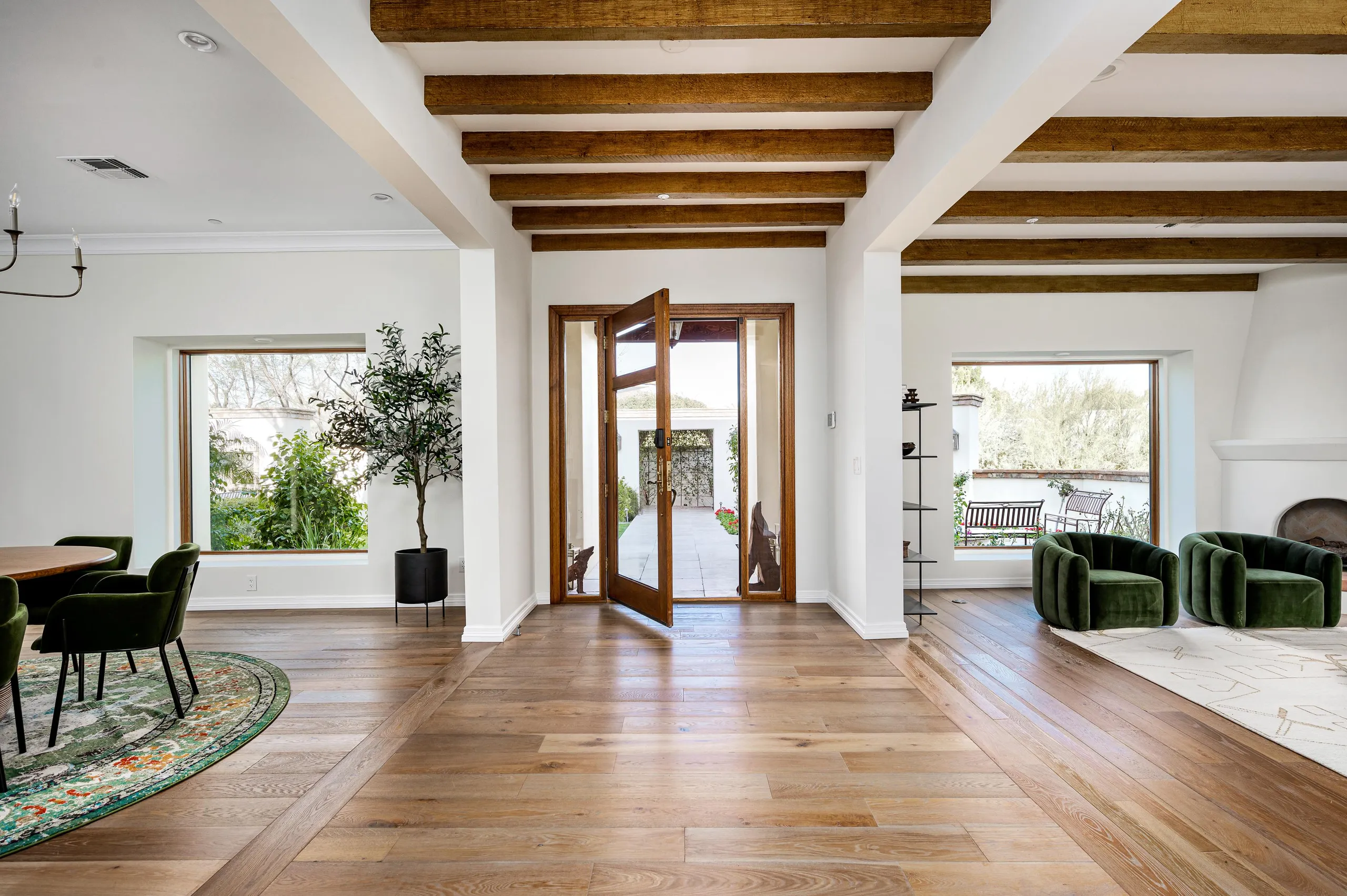 Elite Paradise Valley Estate with Waterfalling Pool and Firepit Lounge — photograph 10