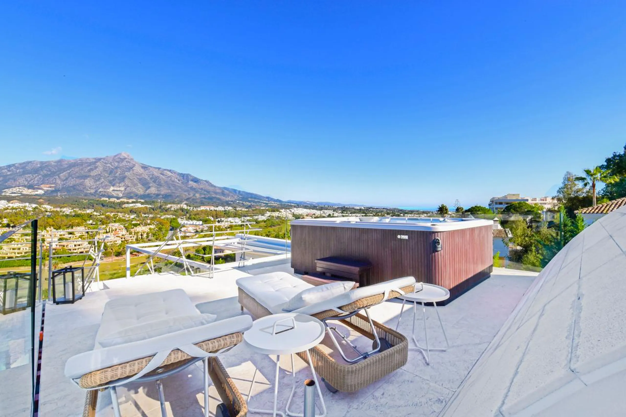 Spacious Nueva Andalucía Villa Infinity Pool, and Mediterranean Sea Views — photograph 5