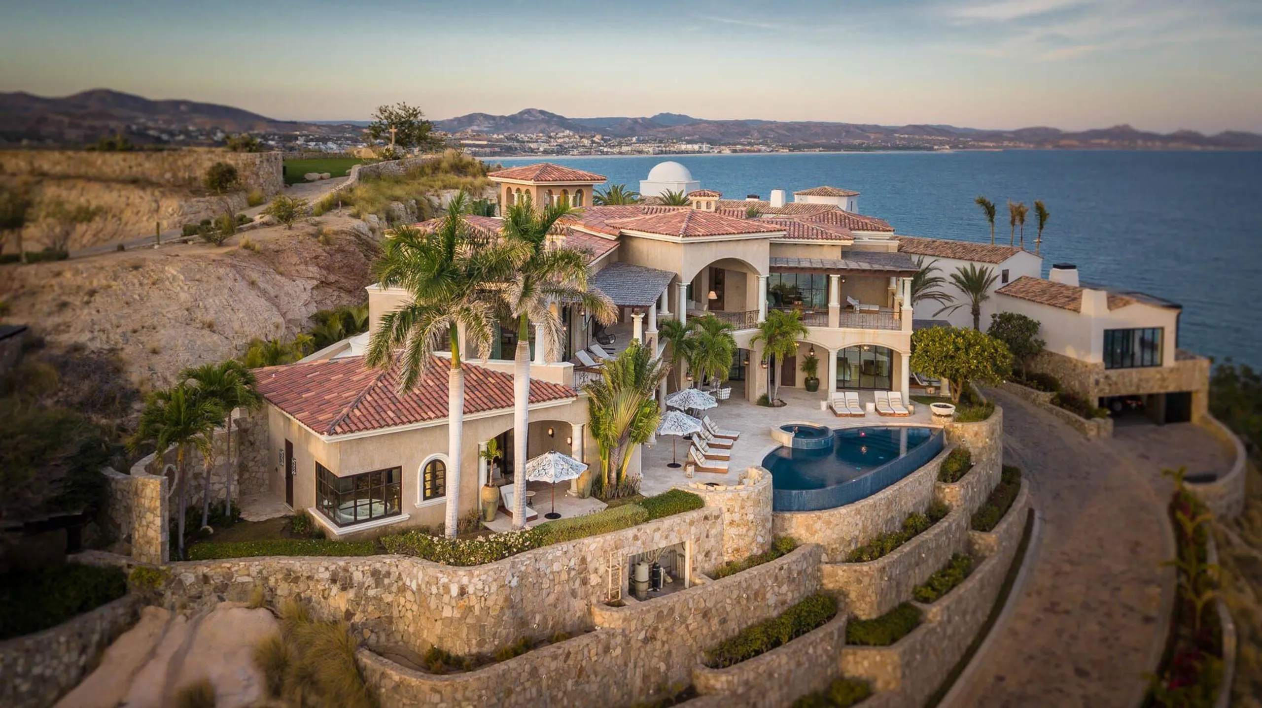 Palmilla Grand Estate with Infinity Pool and Breathtaking Ocean Views, Property