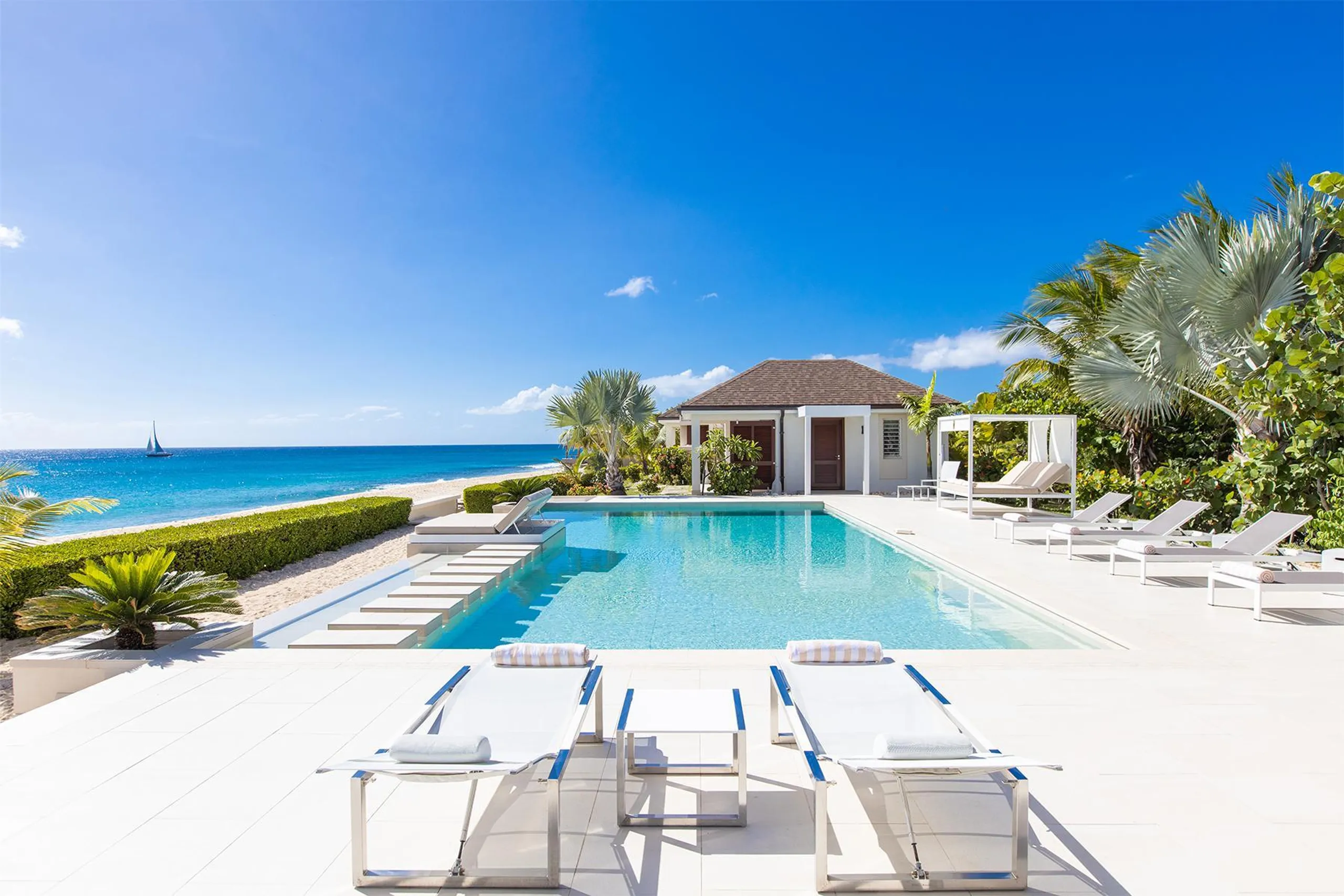 Chic Beachfront Contemporary Styled Villa with Private Pool — photograph 8