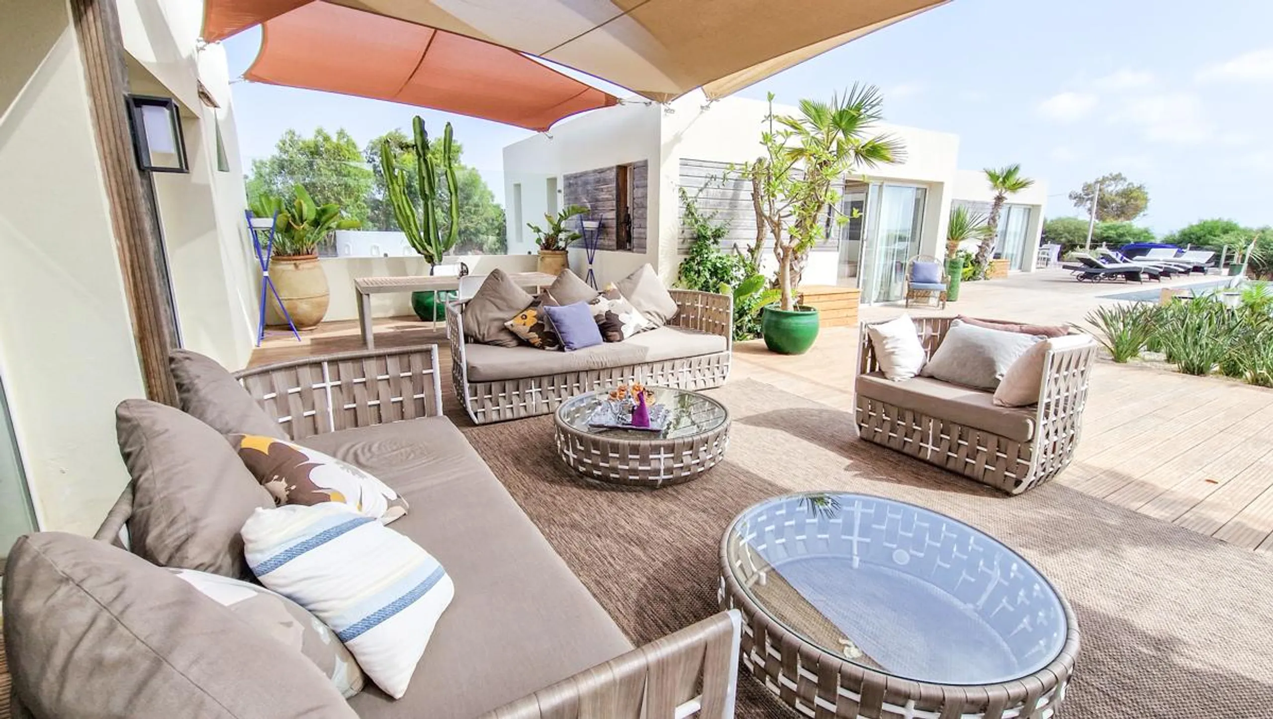 Deluxe Contemporary Villa with Private Pool and Sea Views — photograph 5