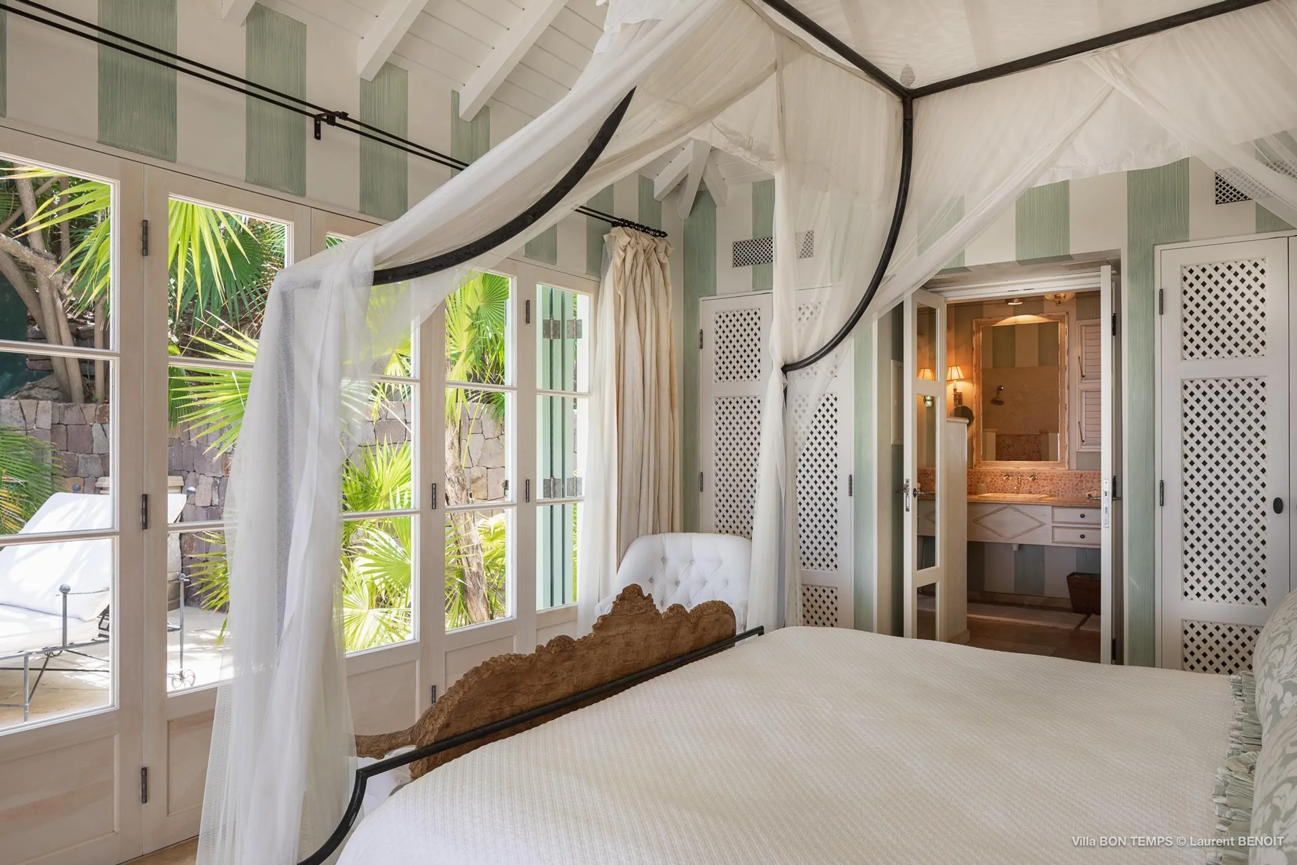 Superb Seaview Villa with Infinity Pool and Palatial Patio — photograph 9