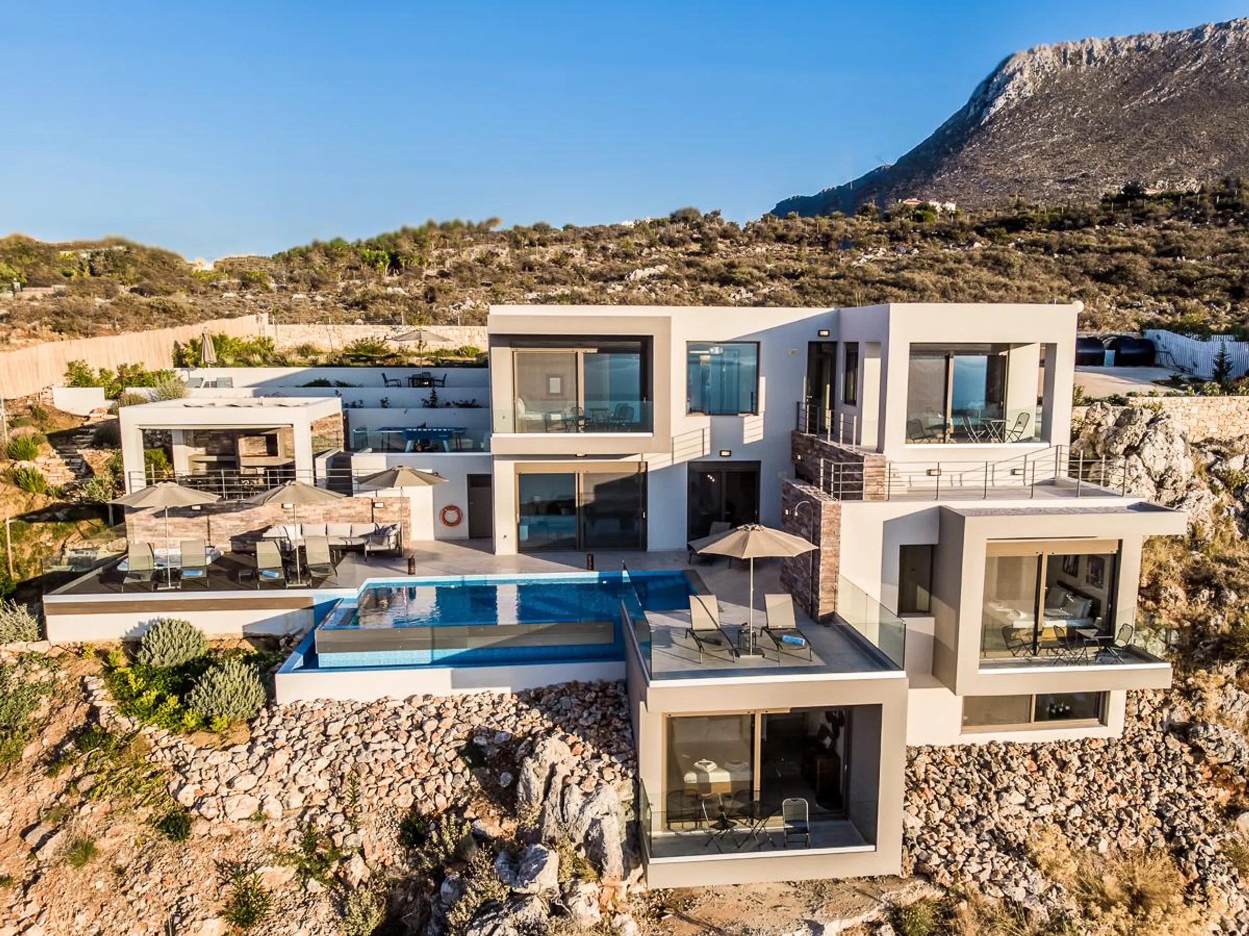 Extraordinary Cretian Villa with Infinity Pool and Bay Views — photograph 2