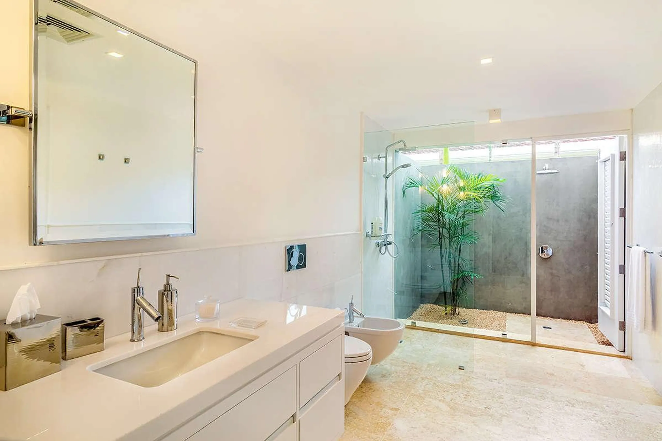 Deluxe Paradise Villa with Private Pool and Lovely Lush Gardens — photograph 9