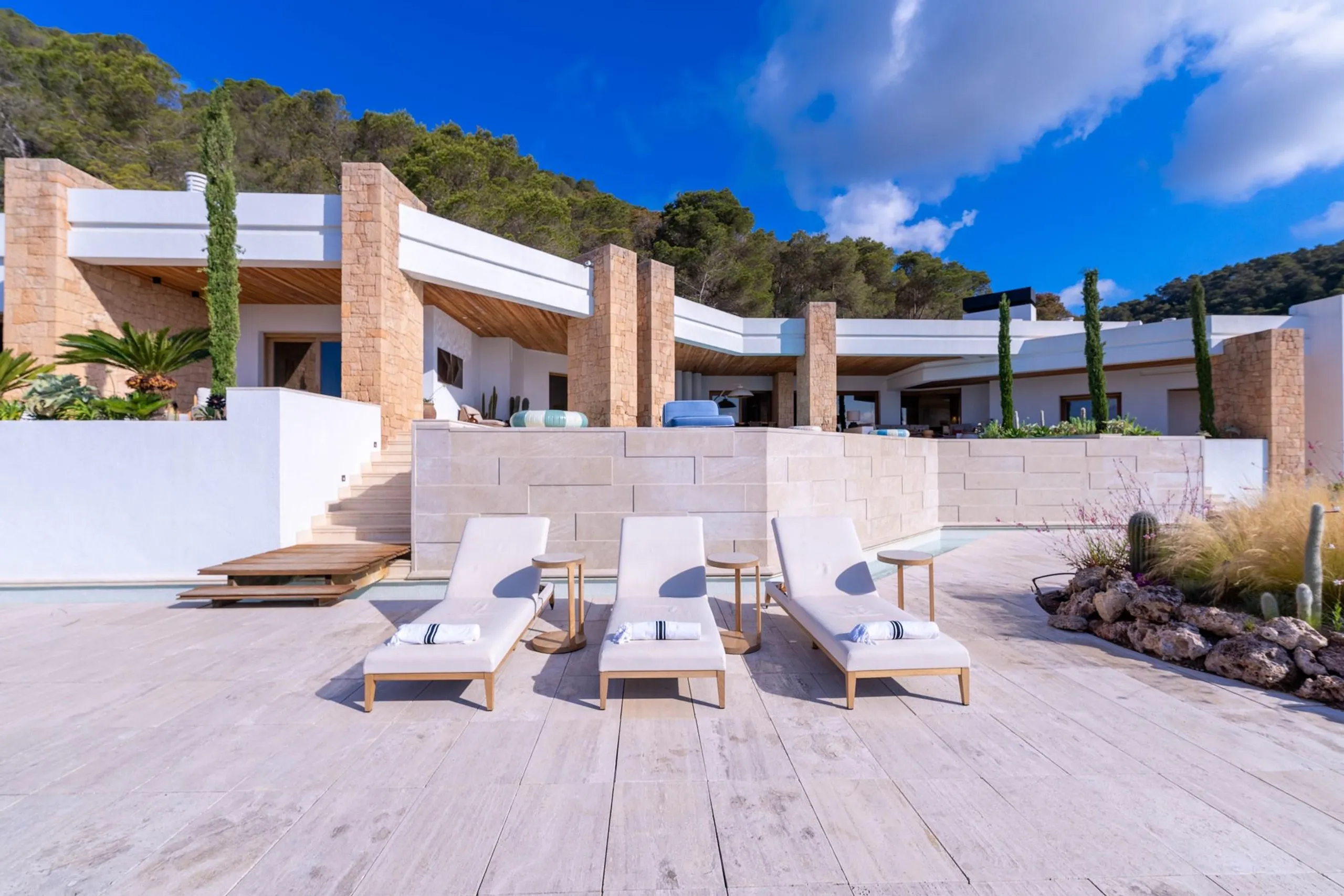 Statuesque 8BR Villa with Pool and Ibiza Town Views — photograph 3