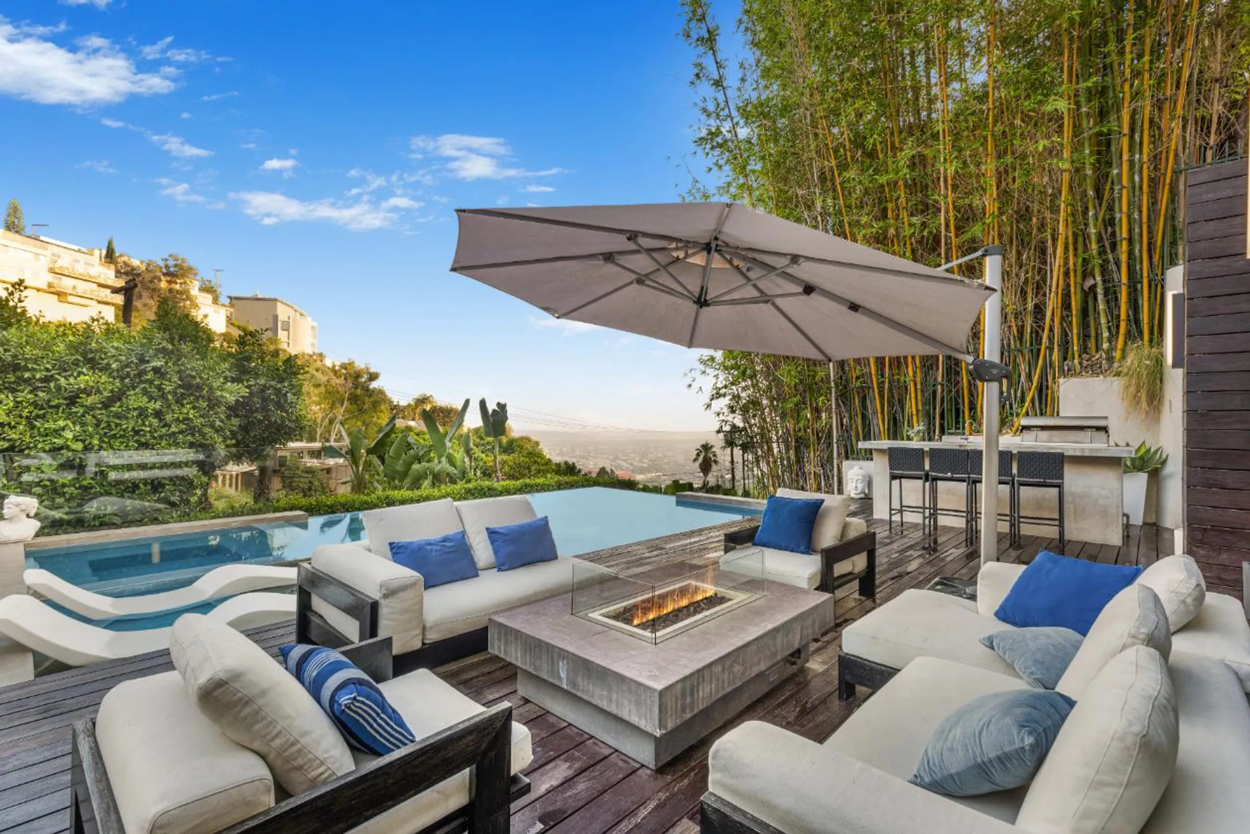 Modern Architectural Hollywood HIlls Estate with Infinity Pool and City Views — photograph 5