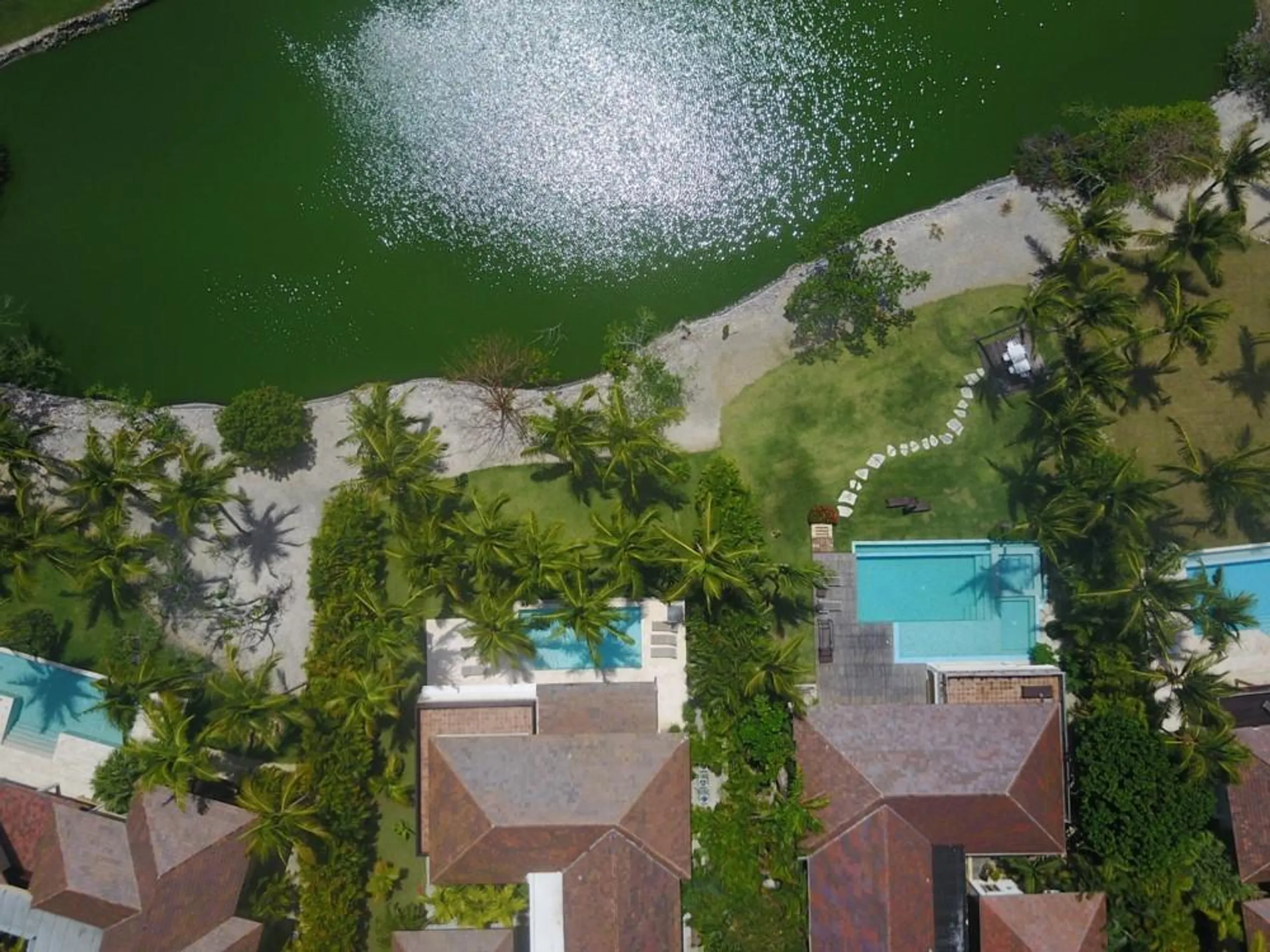 Luxurious Lake Front Villa with Open Design and Private Pool — photograph 3