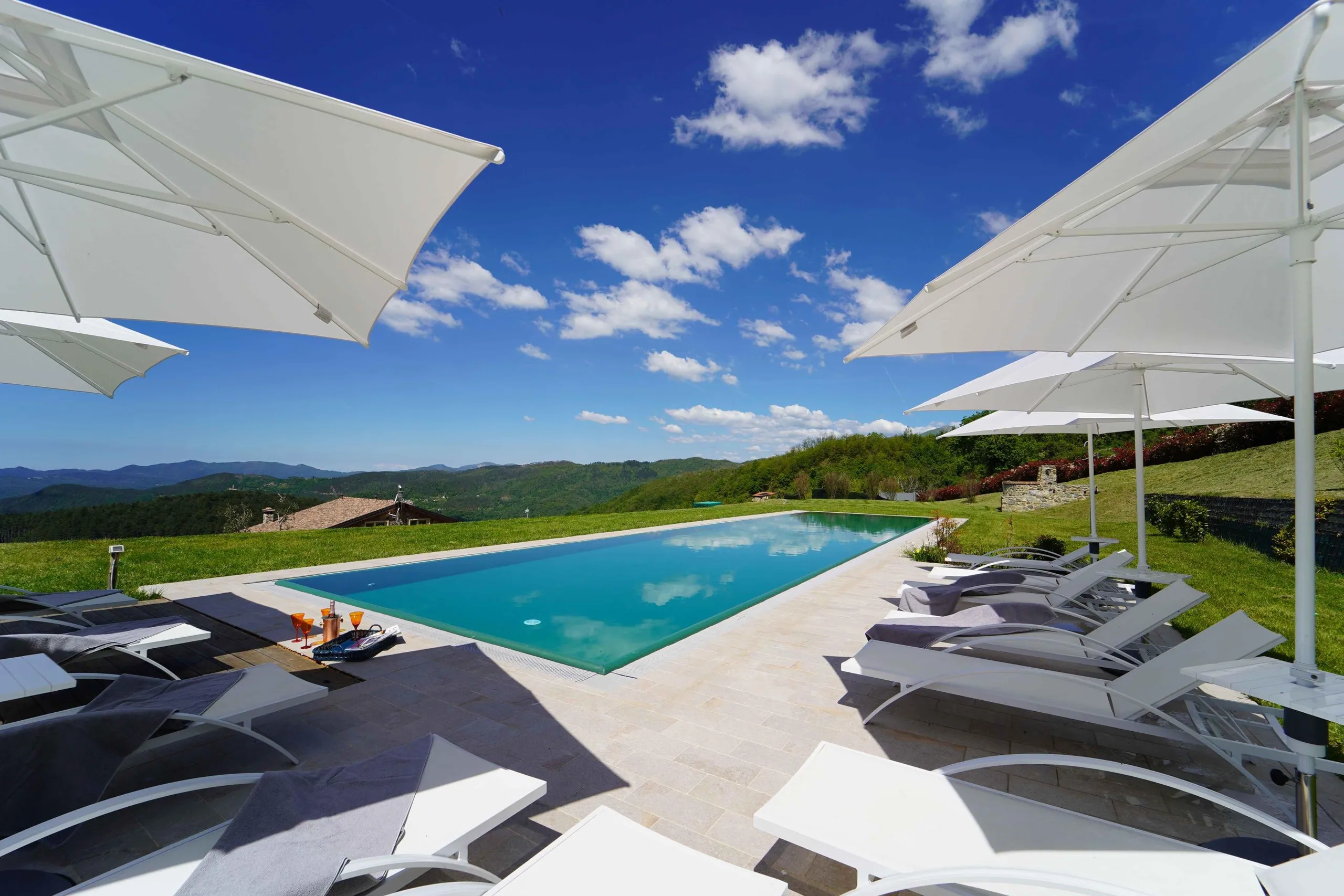 Peaceful Hillside Villa with Mountain Views — photograph 2