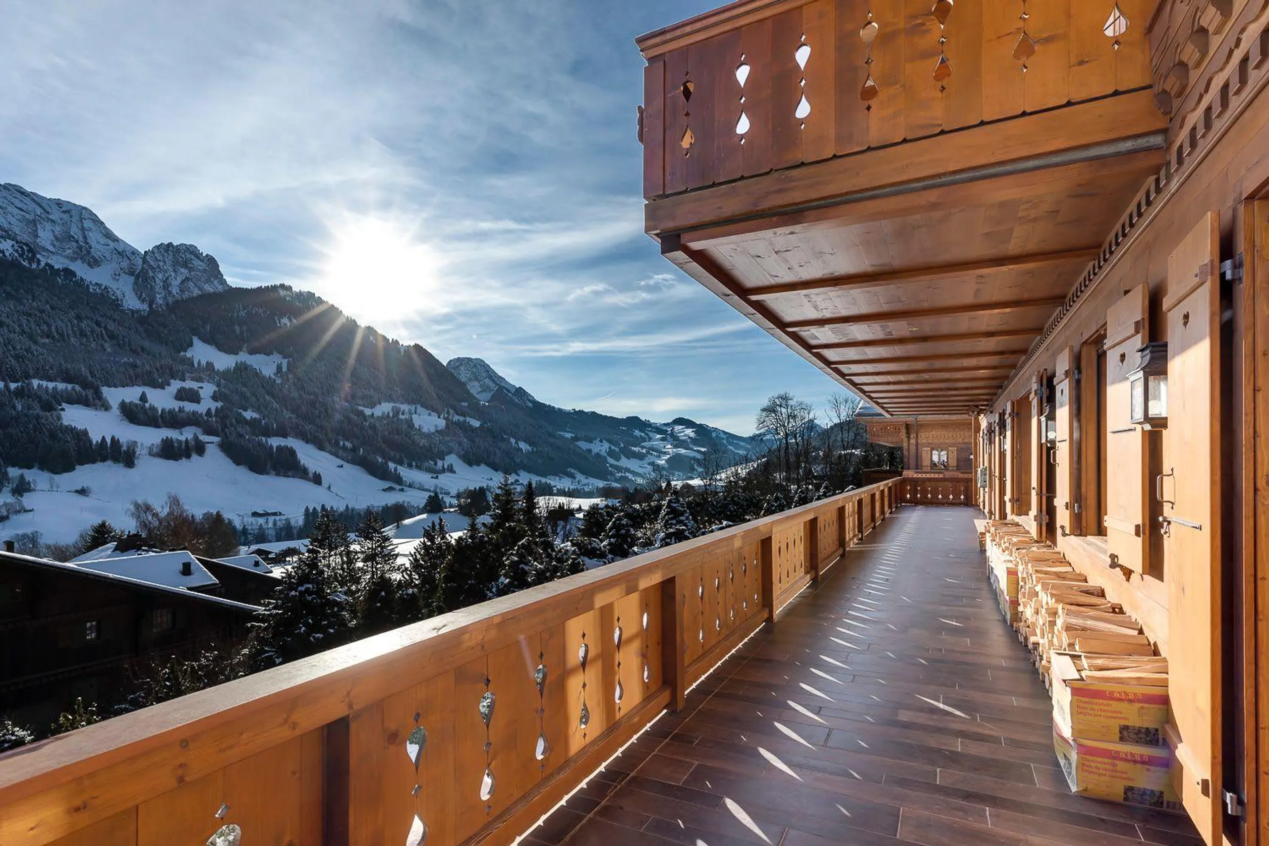 Elegant Alpine Retreat with Panoramic Views — photograph 3