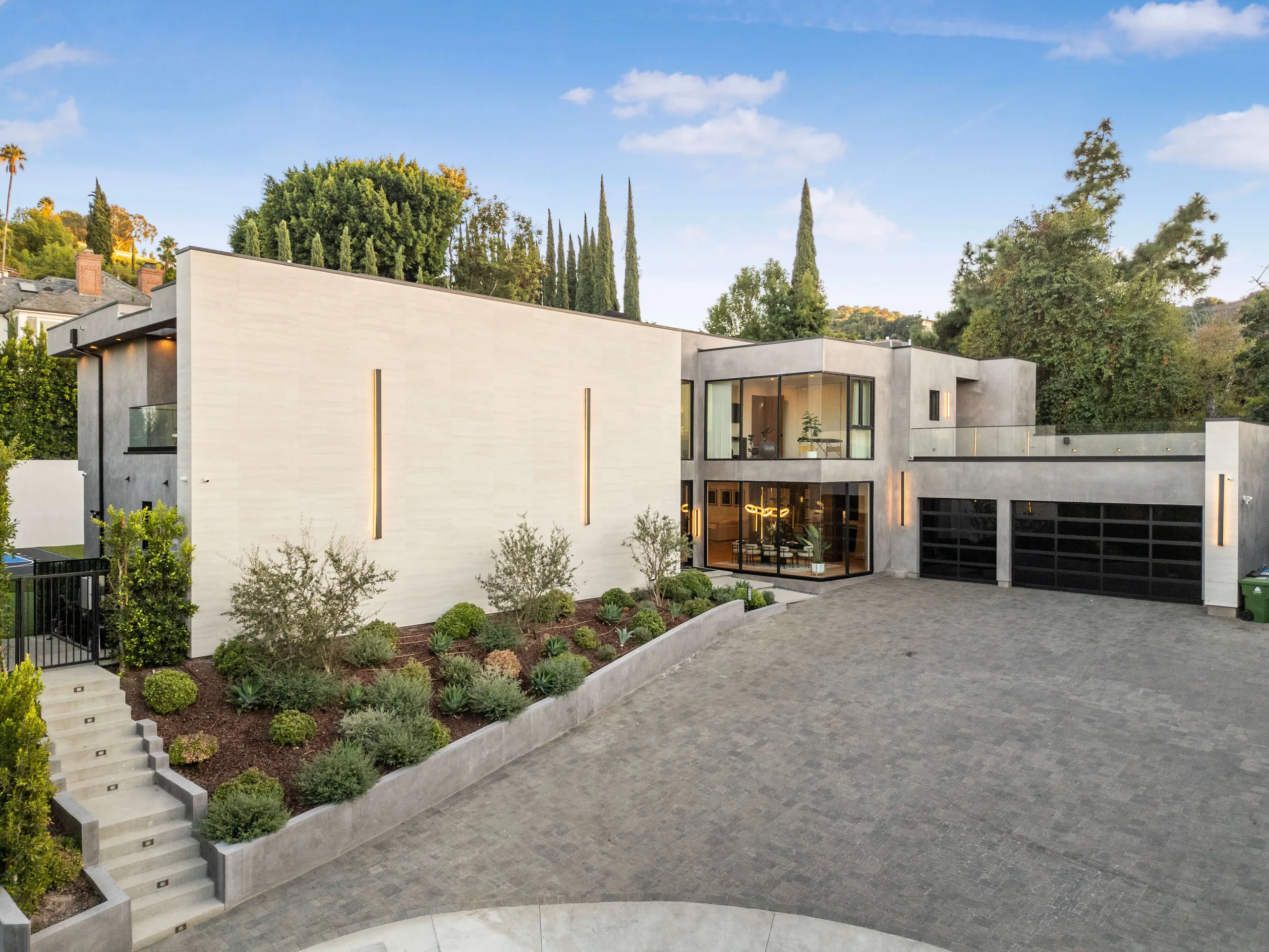 Ultra Modern LA Luxury Estate with Grand Pool and Entertainment Area — photograph 6
