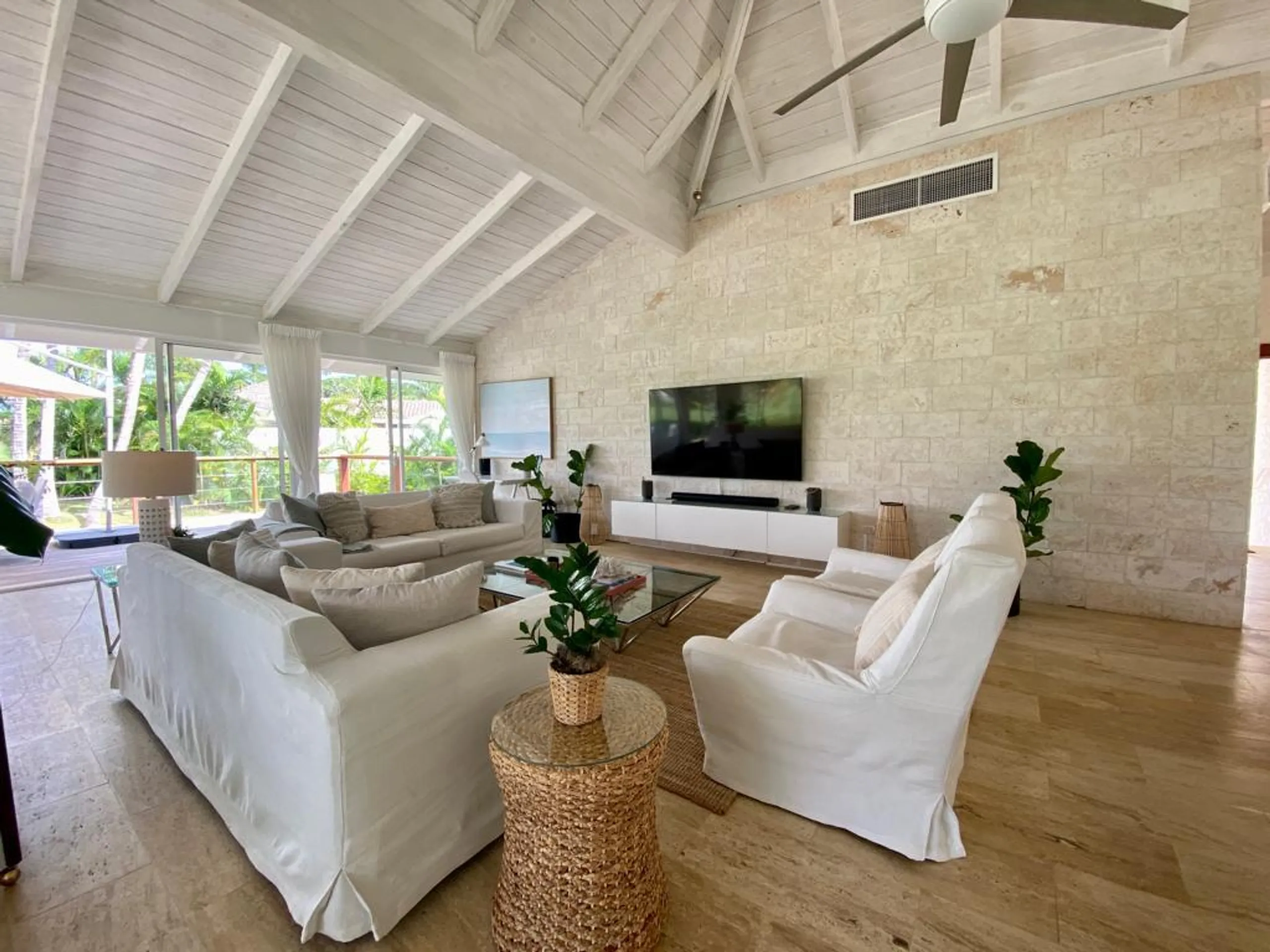 Tranquil Tropical Retreat with Private Pool — photograph 12