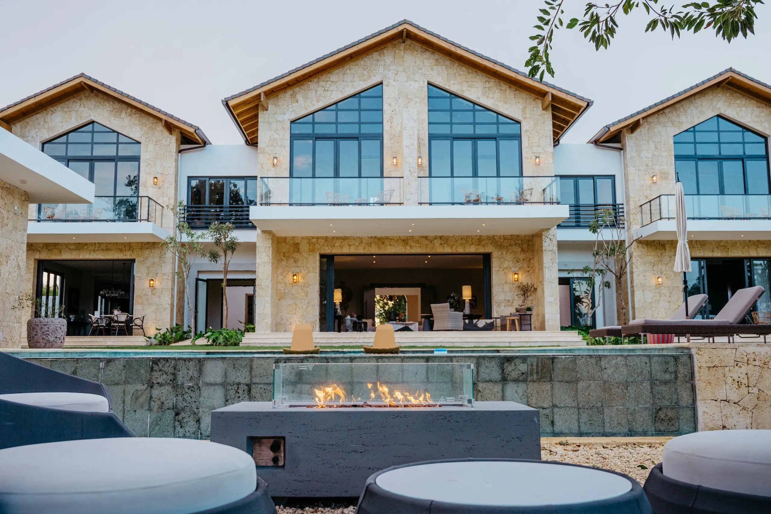 Eclectic Villa with Refreshing Breeze — photograph 4