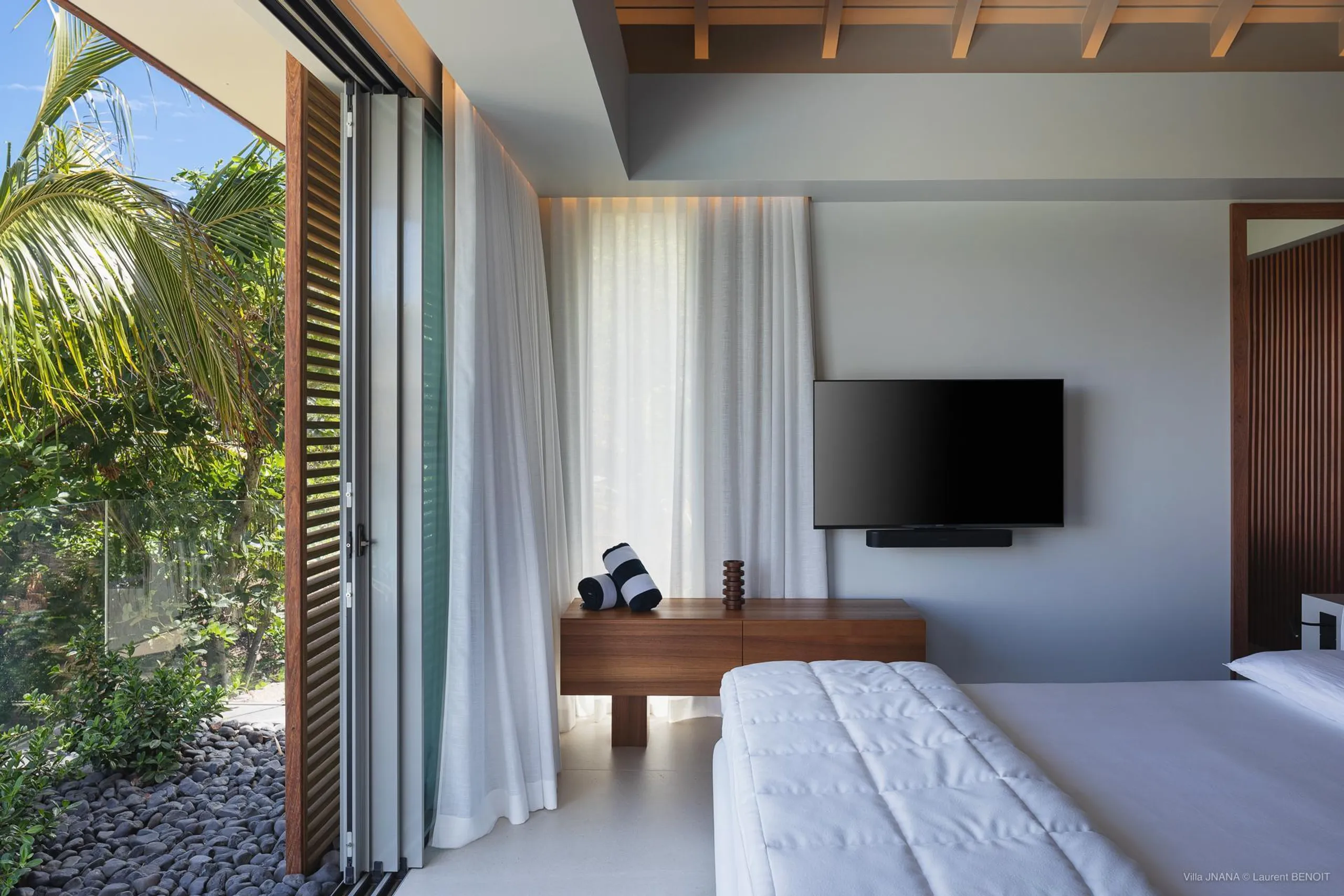 Gracefully Decorated Island Villa with Private Pool and Ocean Views — photograph 12