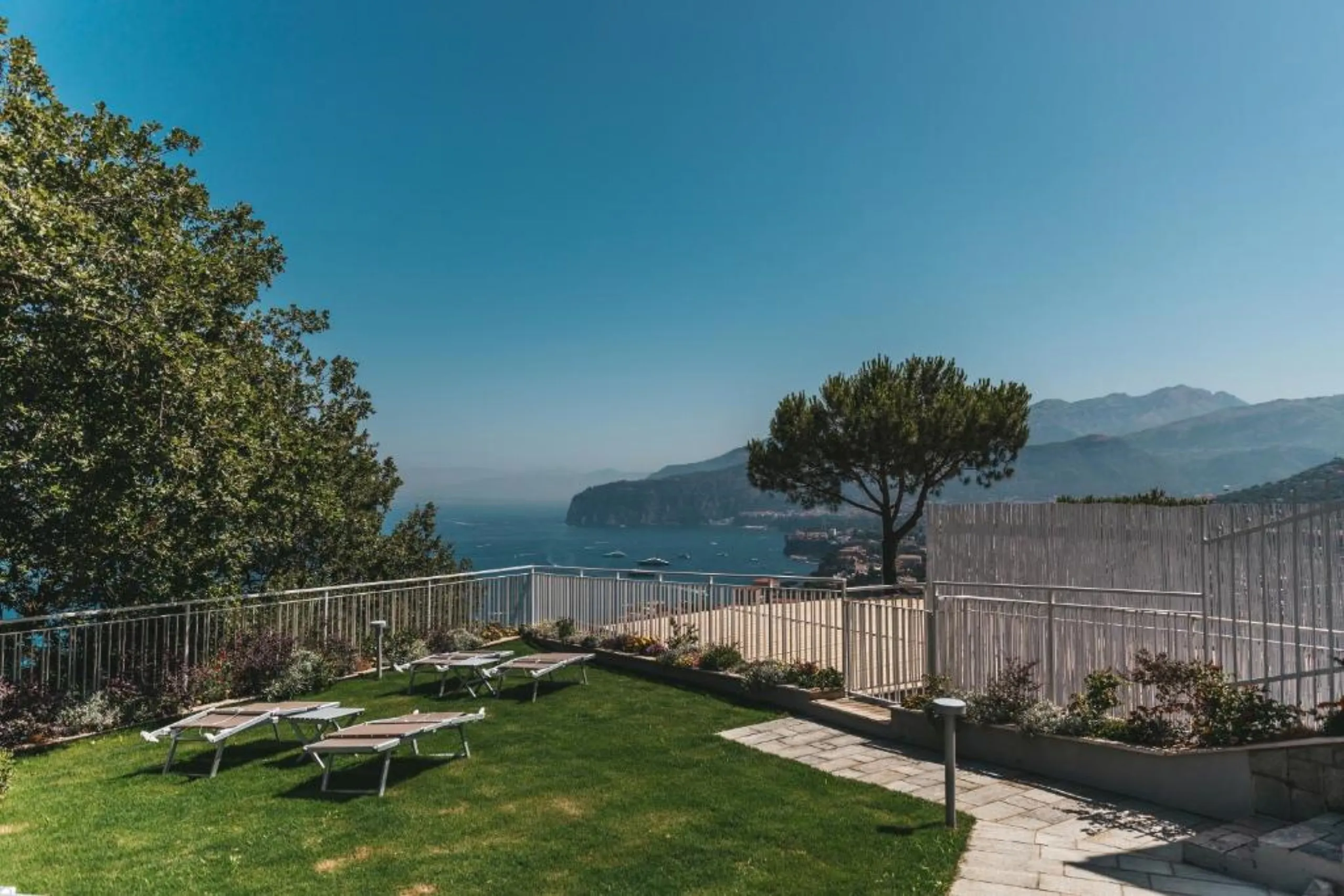 Majestic Cliffside Estate Overlooking the Sorrento Coast — photograph 12