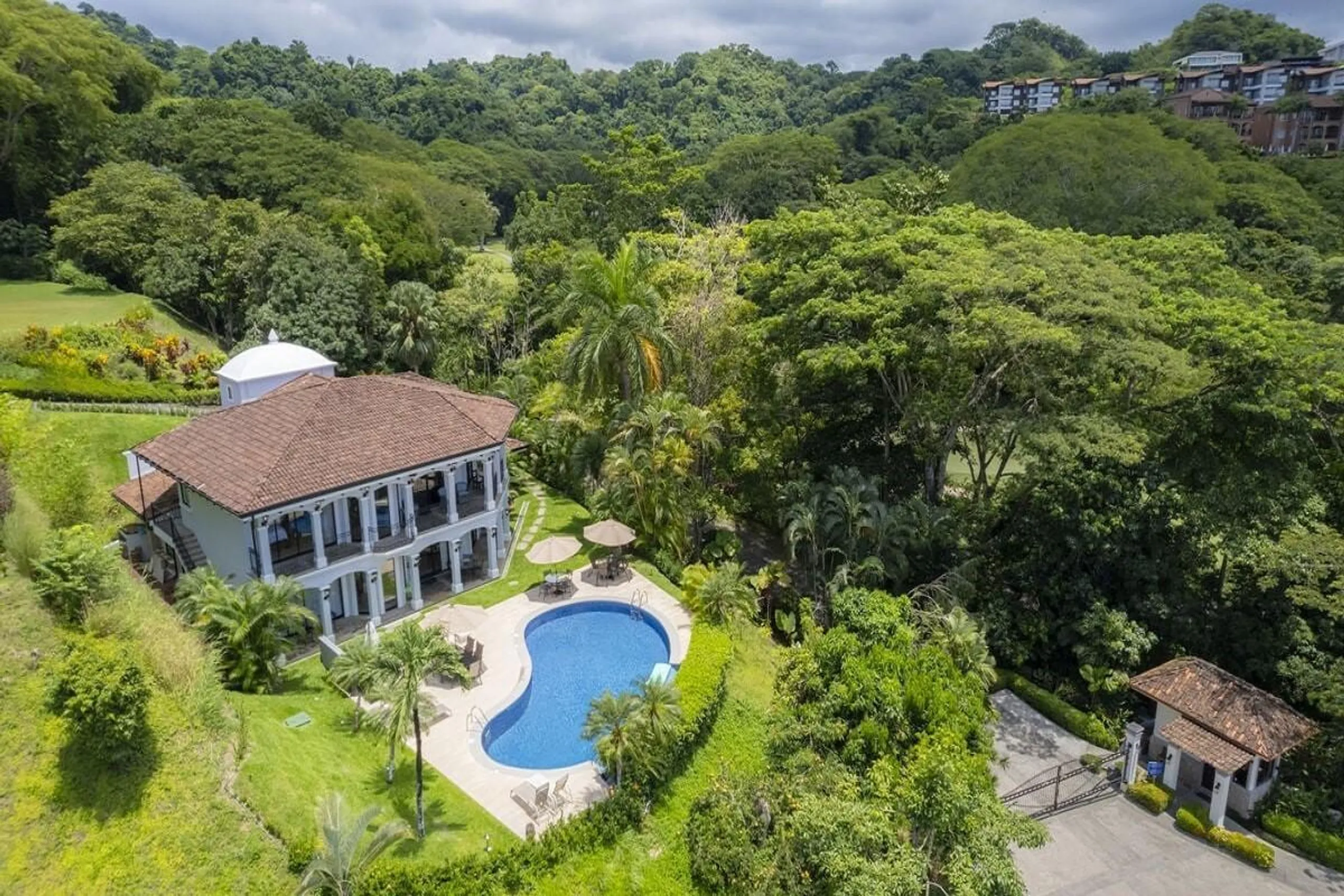 Tranquil Hillside Villa with Private Pool — photograph 2
