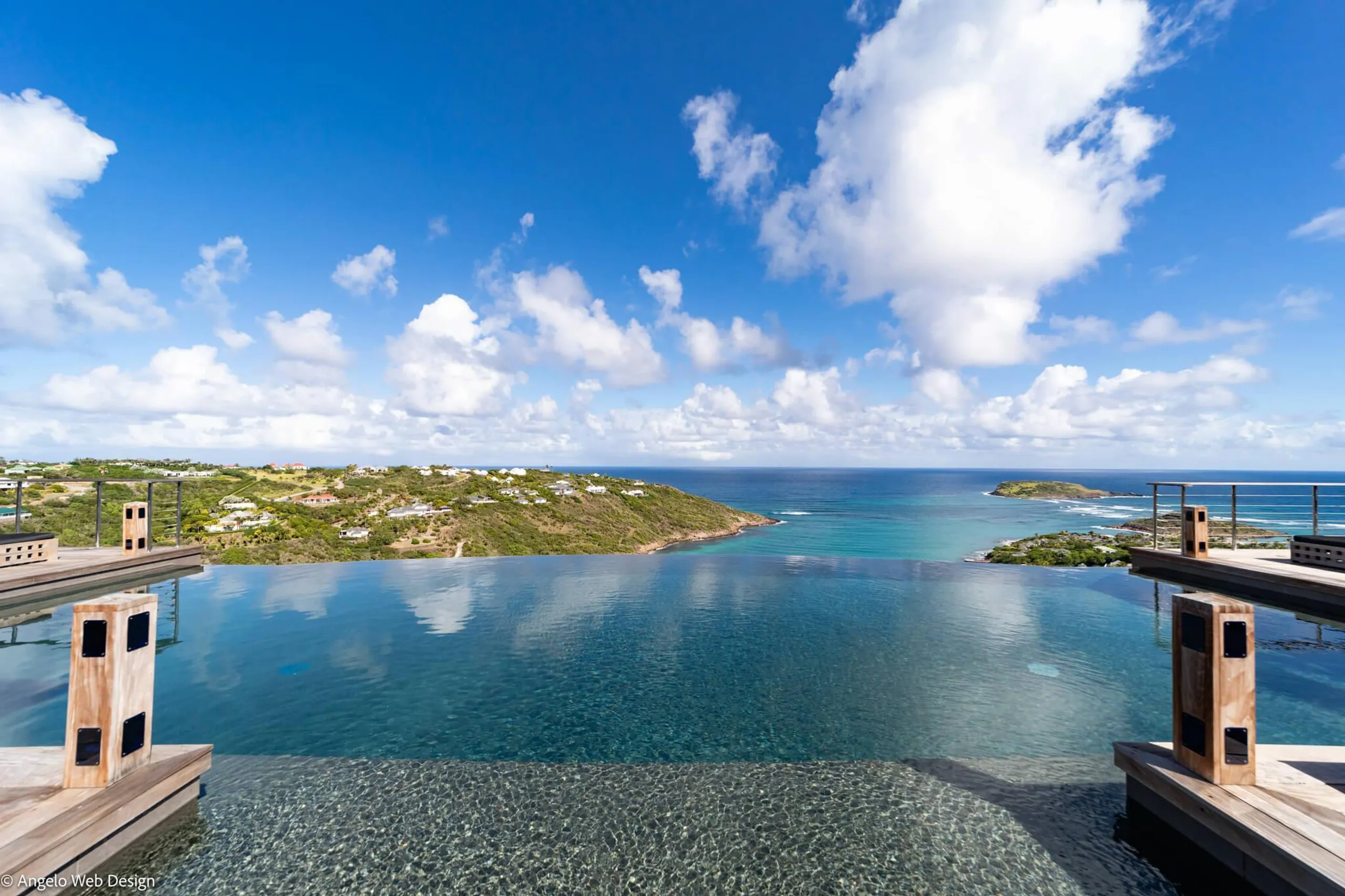 Elegant Hillside Villa with Infinity Pool and Panoramic Views — photograph 6