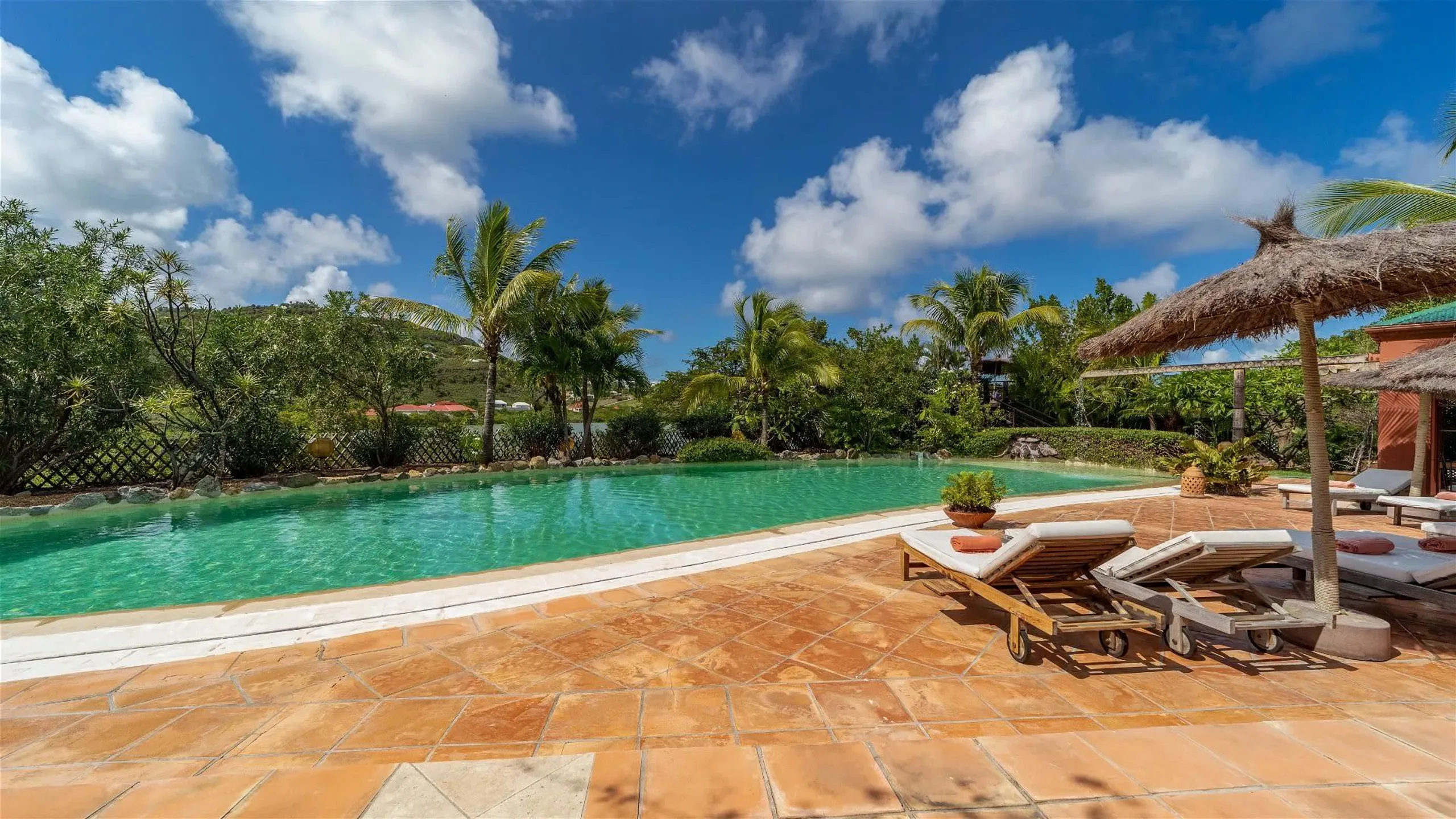 Traditional Tropical Villa with Invigorating Pool, Vitet