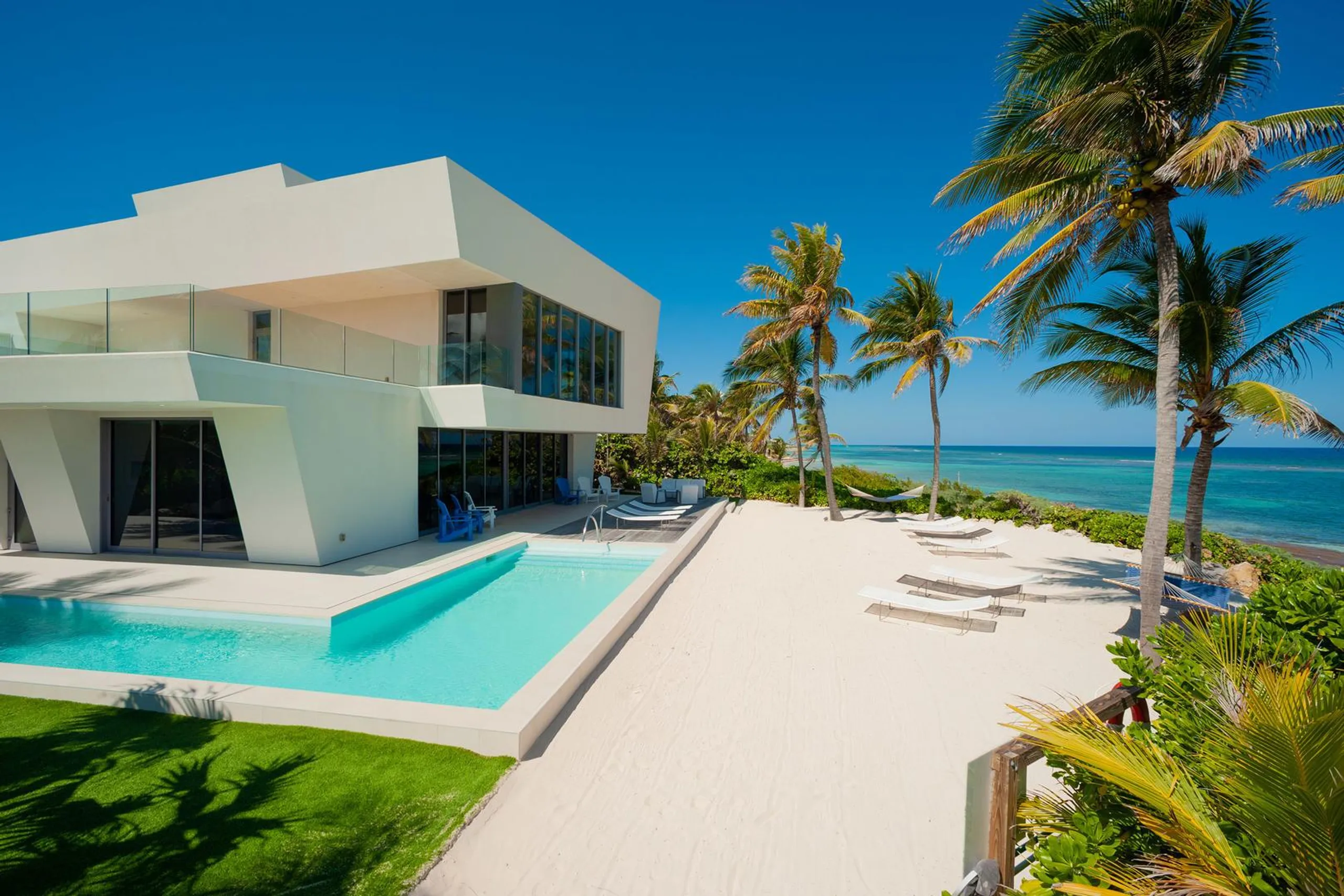 Modern Beachfront Estate with Private Resort Pool and Beach — photograph 7