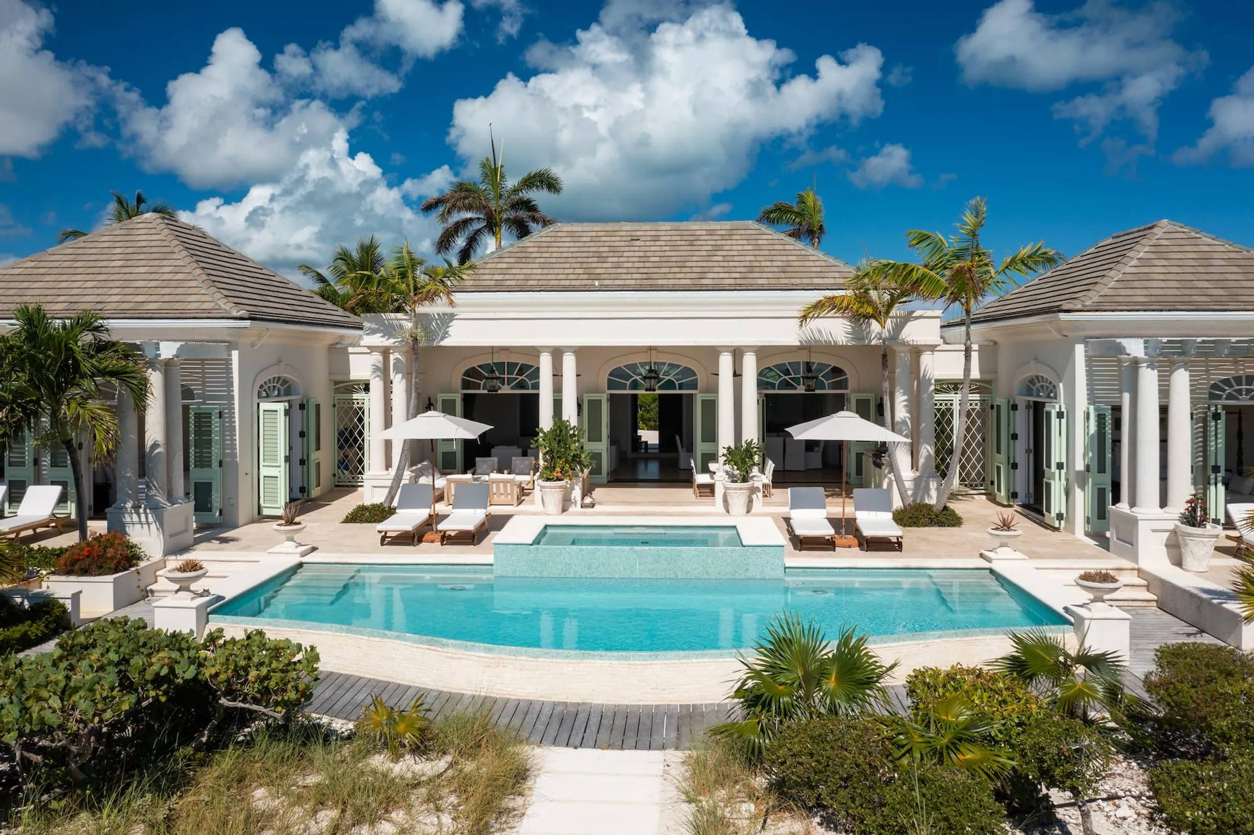 Tranquil Beachfront Bliss Villa with Private Infinity Pool Steps from Ocean — photograph 7