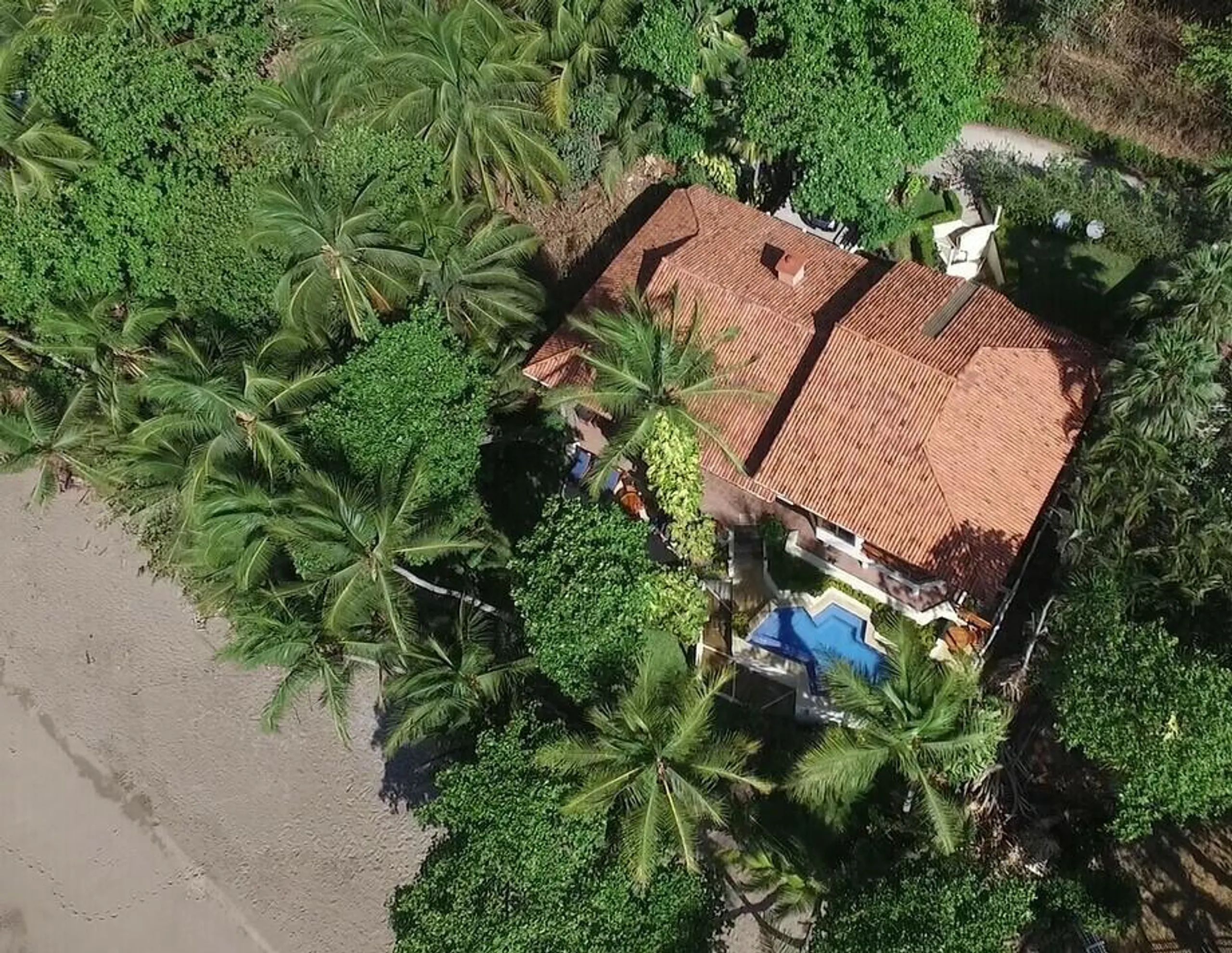 Whispering Waves Luxury Retreat with 4BR-Infinity Pool and Walks to Beach — photograph 6